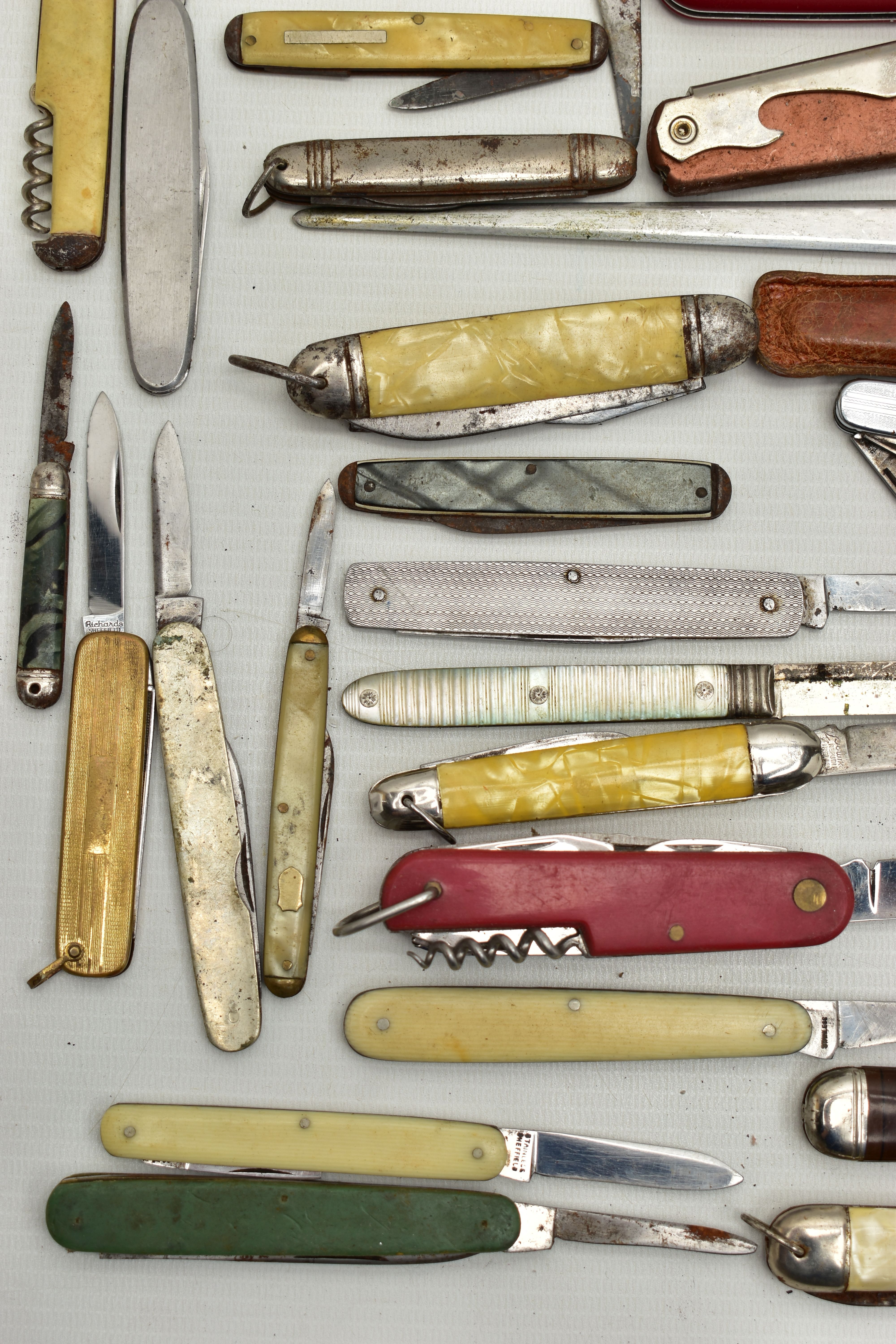 A PLASTIC BOX OF ASSORTED FRUIT AND POCKET KNIVES, used conditions, stainless steel, some with - Image 5 of 21