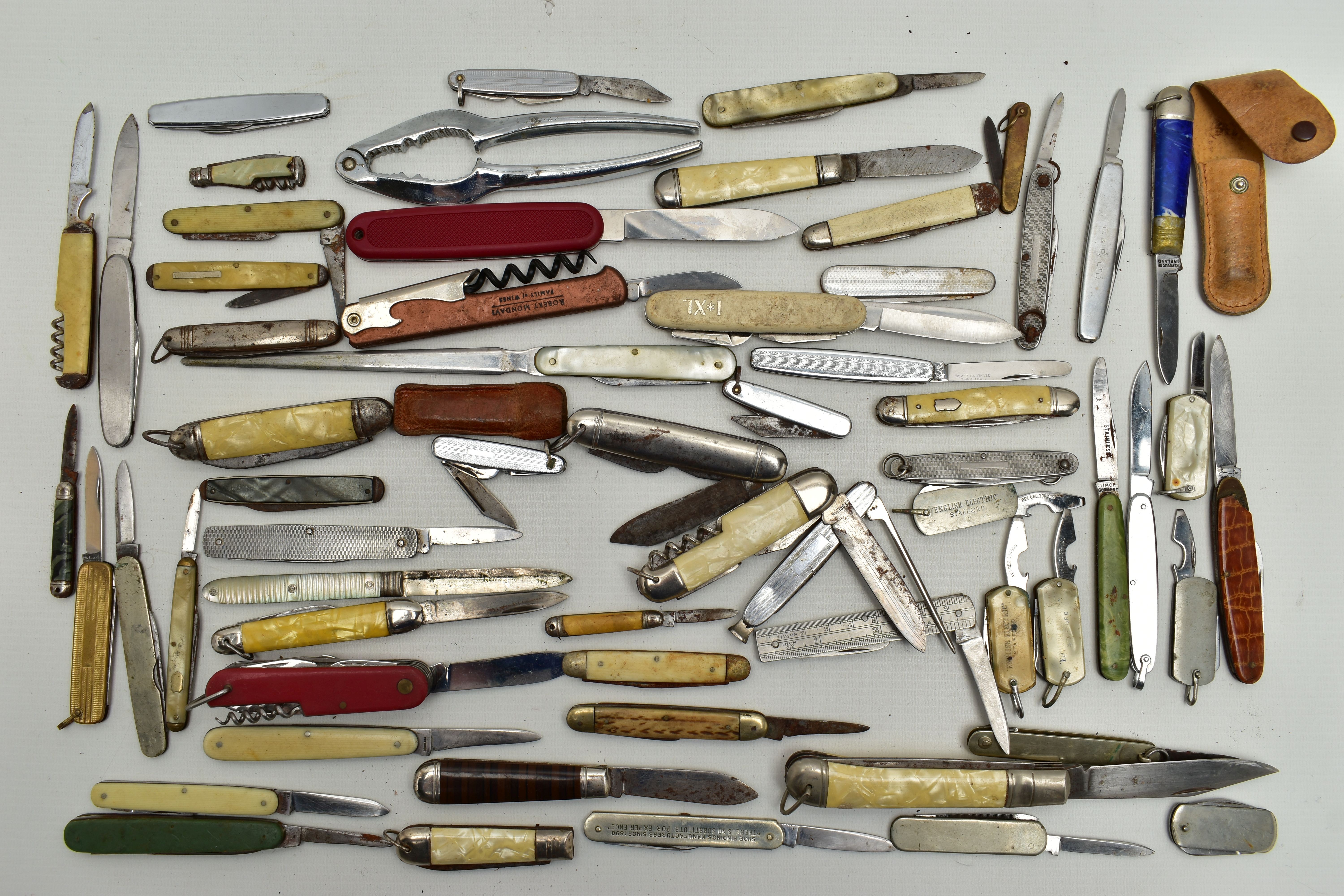 A PLASTIC BOX OF ASSORTED FRUIT AND POCKET KNIVES, used conditions, stainless steel, some with - Image 12 of 21