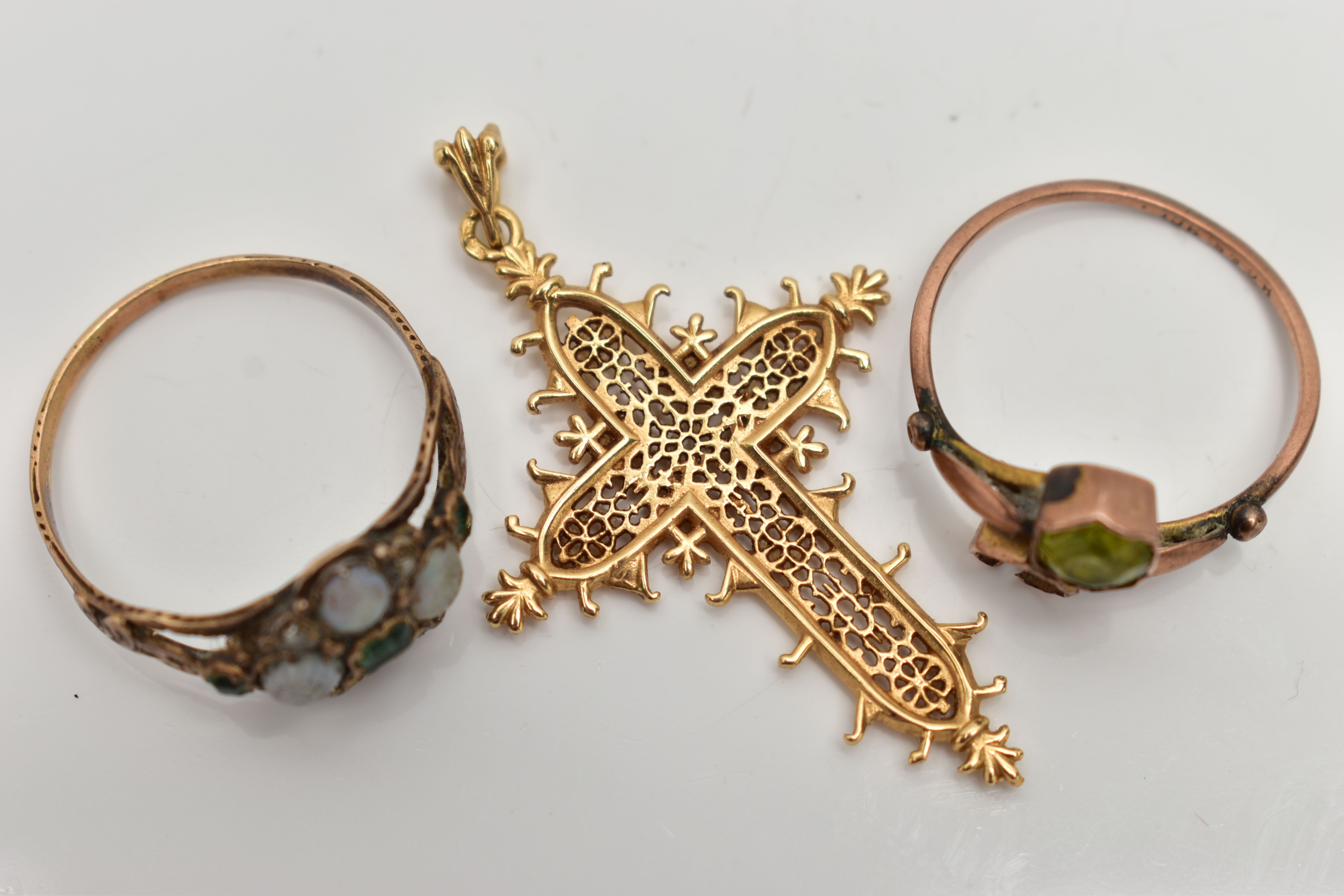 TWO RINGS AND A PENDANT, the first a/f yellow metal ring, set with emeralds and worn opal - Image 3 of 4