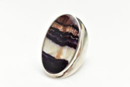A LARGE BLUE JOHN FLOURITE DRESS RING, of an oval form set with a blue john banded fluorite inlay,