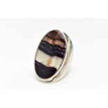 A LARGE BLUE JOHN FLOURITE DRESS RING, of an oval form set with a blue john banded fluorite inlay,