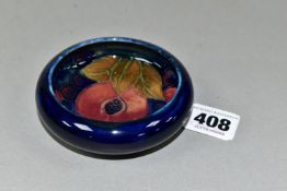 A MOORCROFT POTTERY CIRCULAR SHALLOW BOWL WITH INVERTED RIM DECORATED WITH POMEGRANATE PATTERN ON
