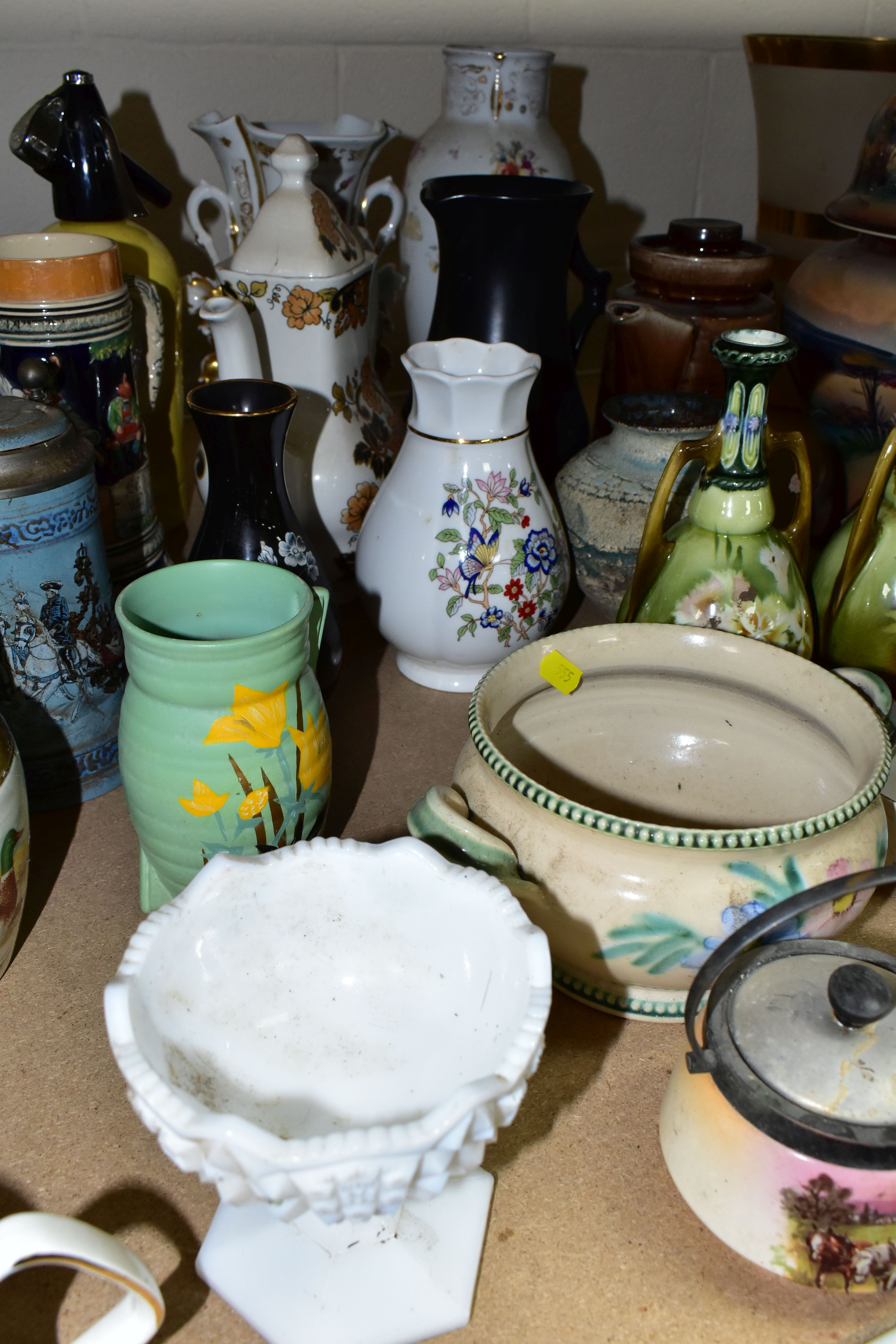 A QUANTITY OF CERAMICS, comprising Crown Devon Blush Ivory teapot stand, cake stand, fruit bowl, - Image 7 of 12