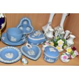 A GROUP OF WEDGWOOD AND AYNSLEY CERAMIC GIFTWARES, to include pale blue Wedgwood jasperware teacup