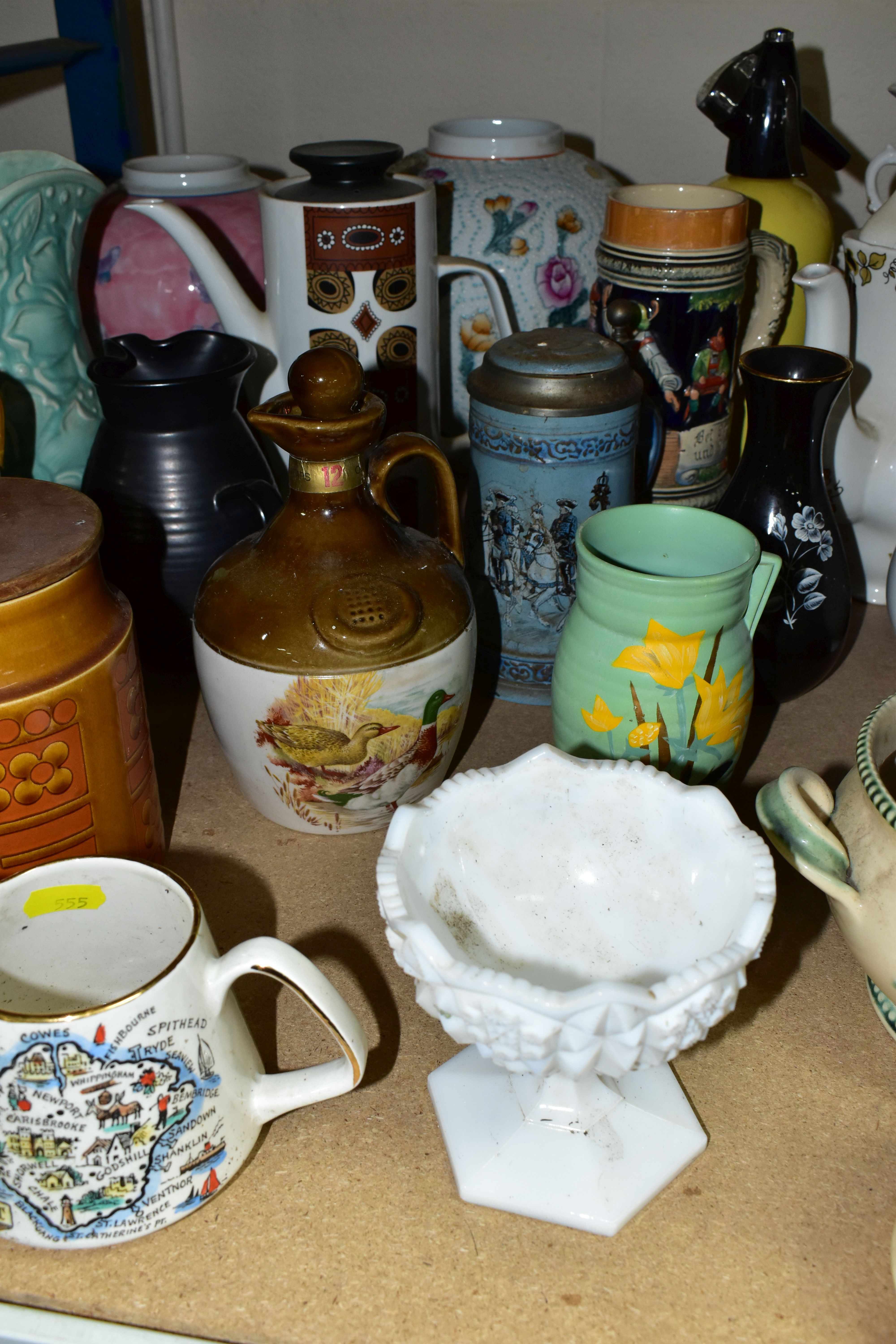 A QUANTITY OF CERAMICS, comprising Crown Devon Blush Ivory teapot stand, cake stand, fruit bowl, - Image 11 of 12
