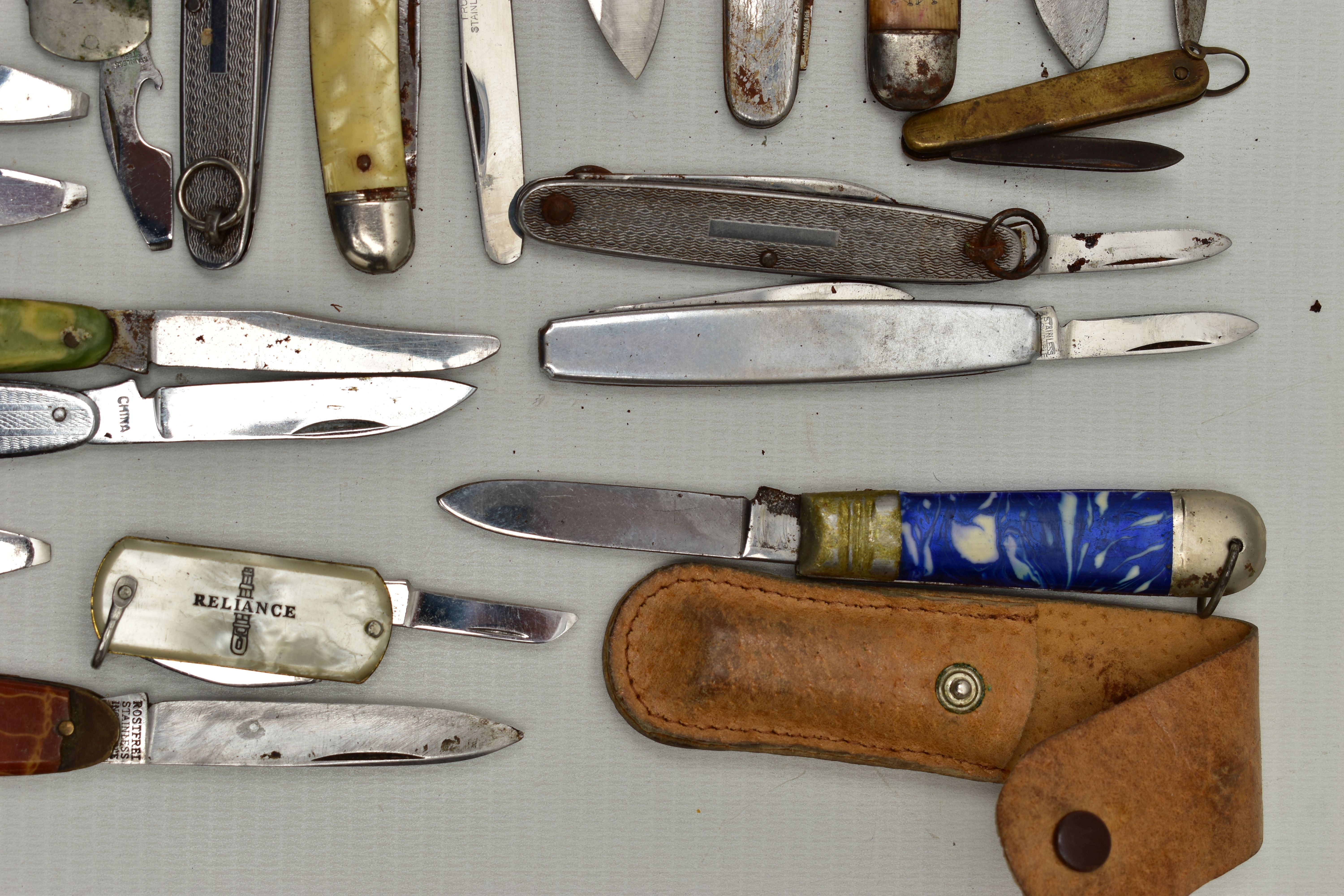 A PLASTIC BOX OF ASSORTED FRUIT AND POCKET KNIVES, used conditions, stainless steel, some with - Image 18 of 21