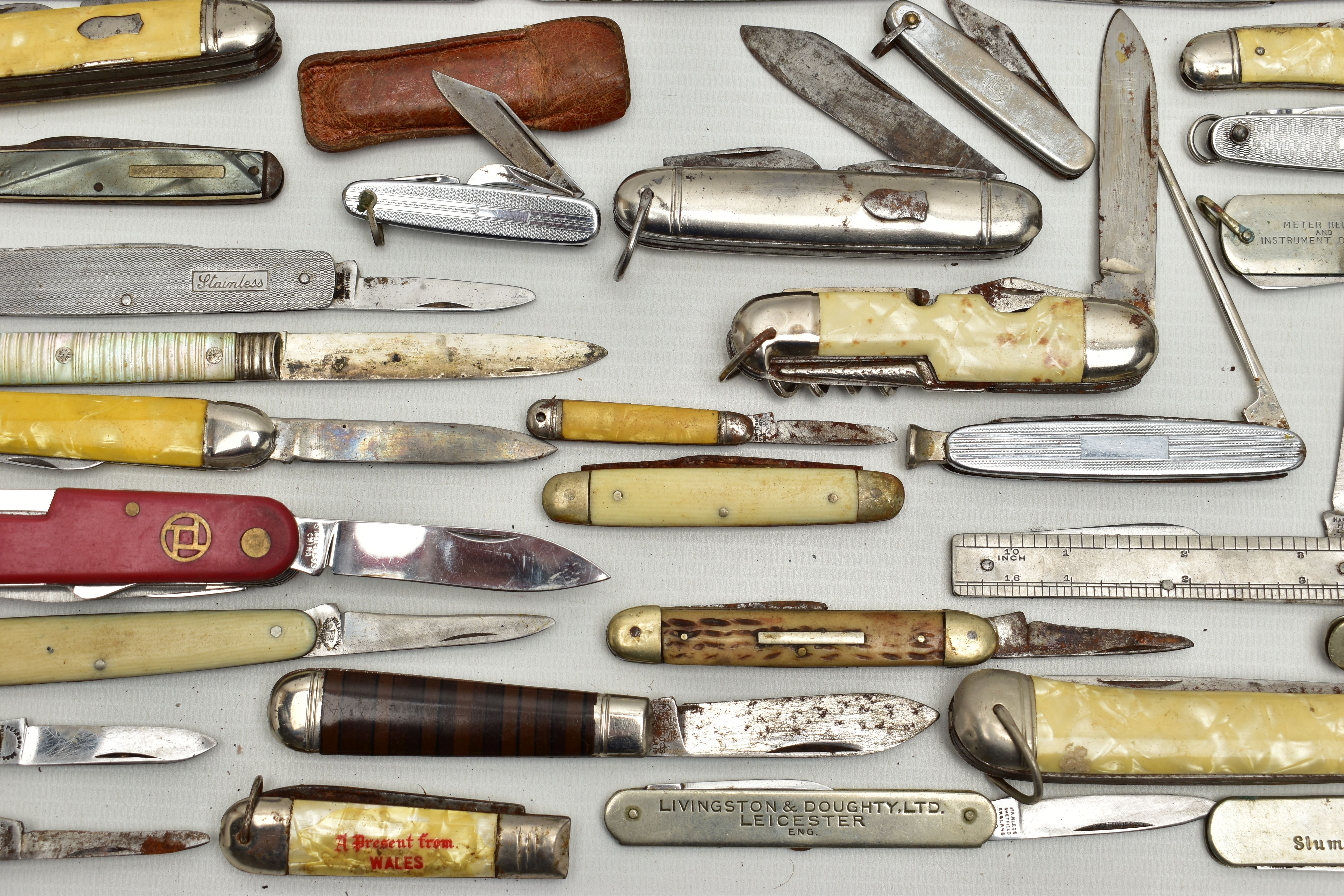 A PLASTIC BOX OF ASSORTED FRUIT AND POCKET KNIVES, used conditions, stainless steel, some with - Image 13 of 21