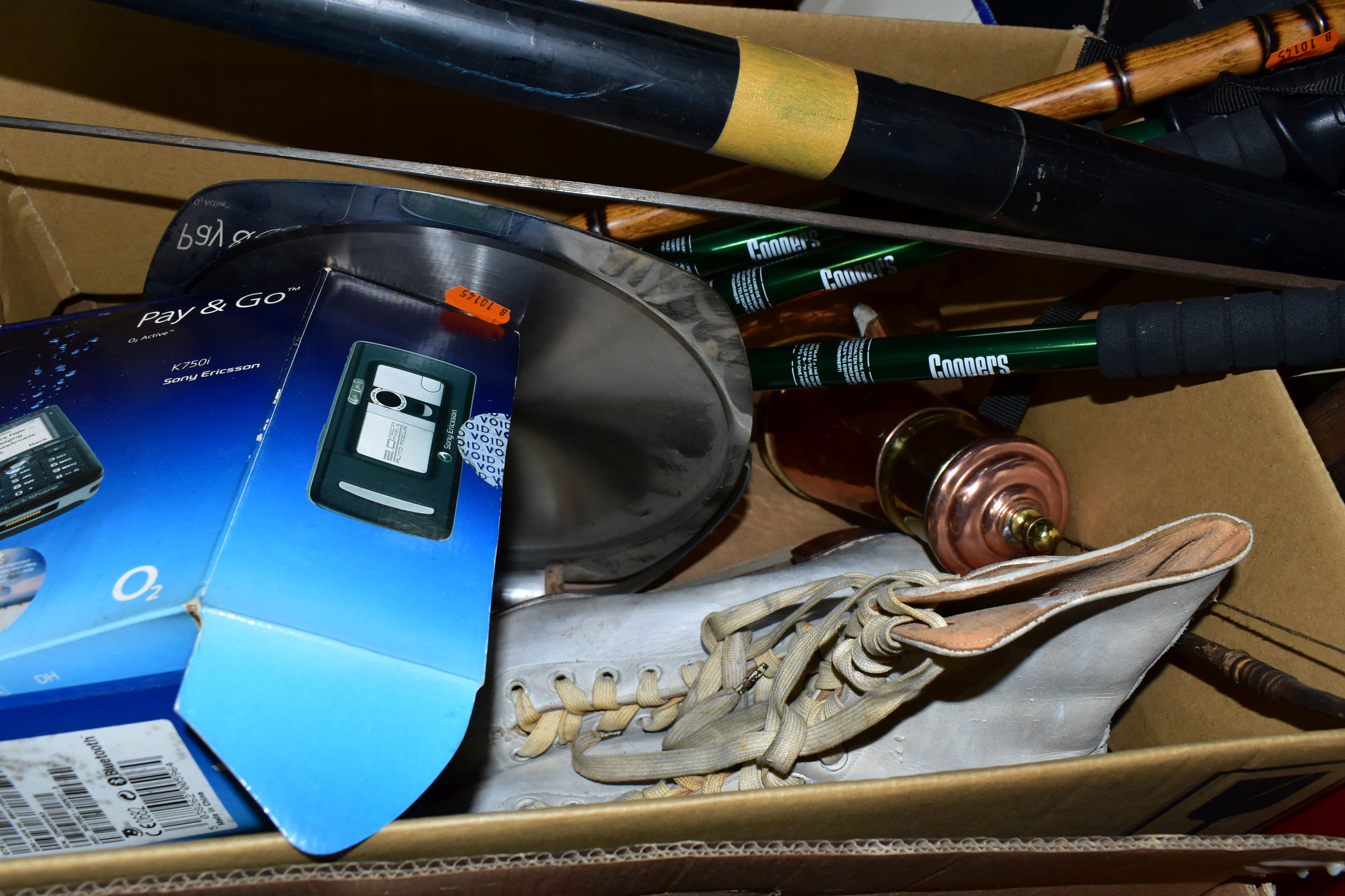 FOUR BOXES AND LOOSE MISCELLANEOUS ITEMS, to include a boxed Hohner Echo Elite harmonica, a mid- - Image 8 of 8