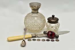AN EARLY 20TH CENTURY SCENT BOTTLE AND OTHER ITEMS, to include a large round glass vanity scent