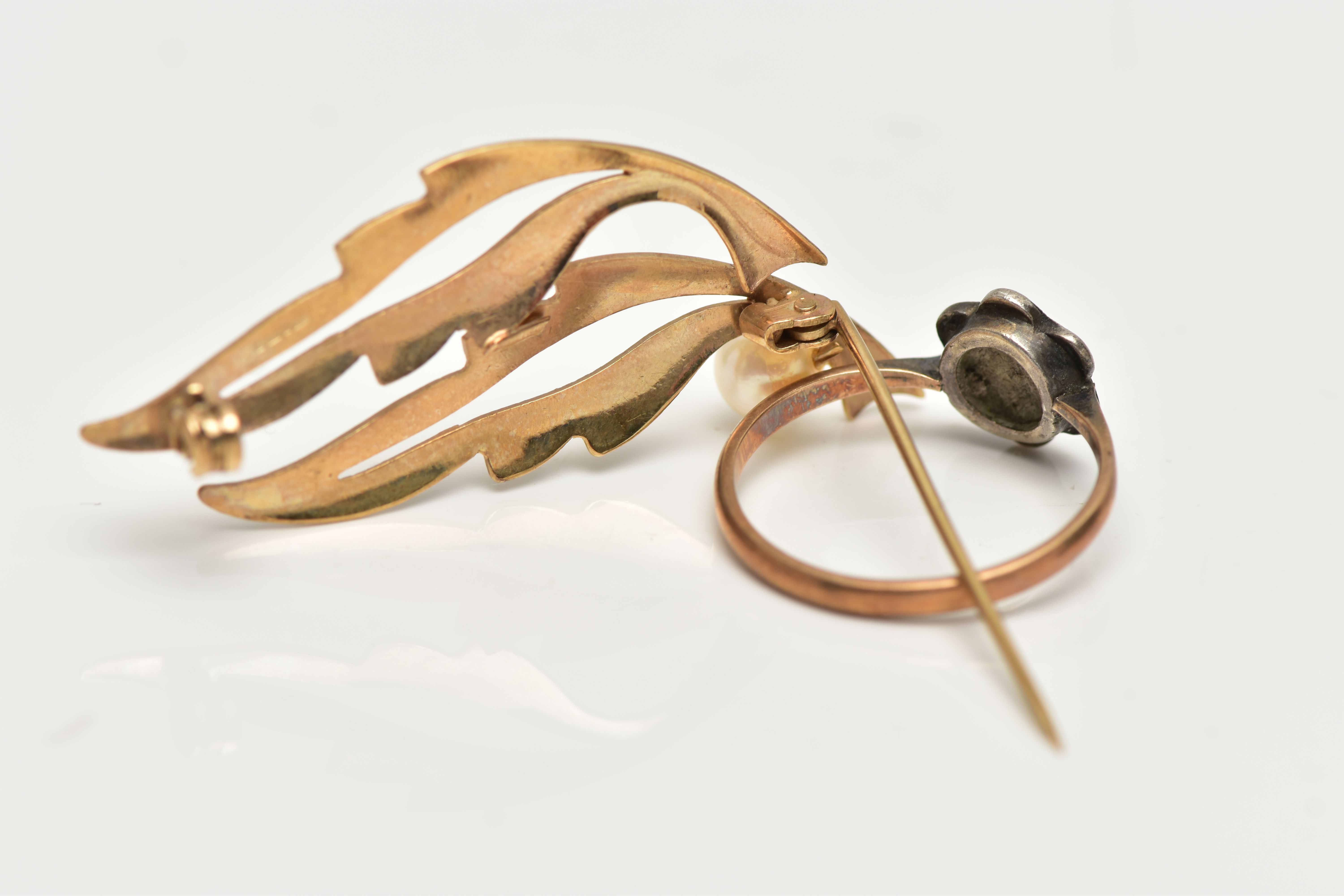 A 9CT GOLD BROOCH AND A RING, openwork leaf brooch set with a single cultured pearl, fitted with a - Image 3 of 3