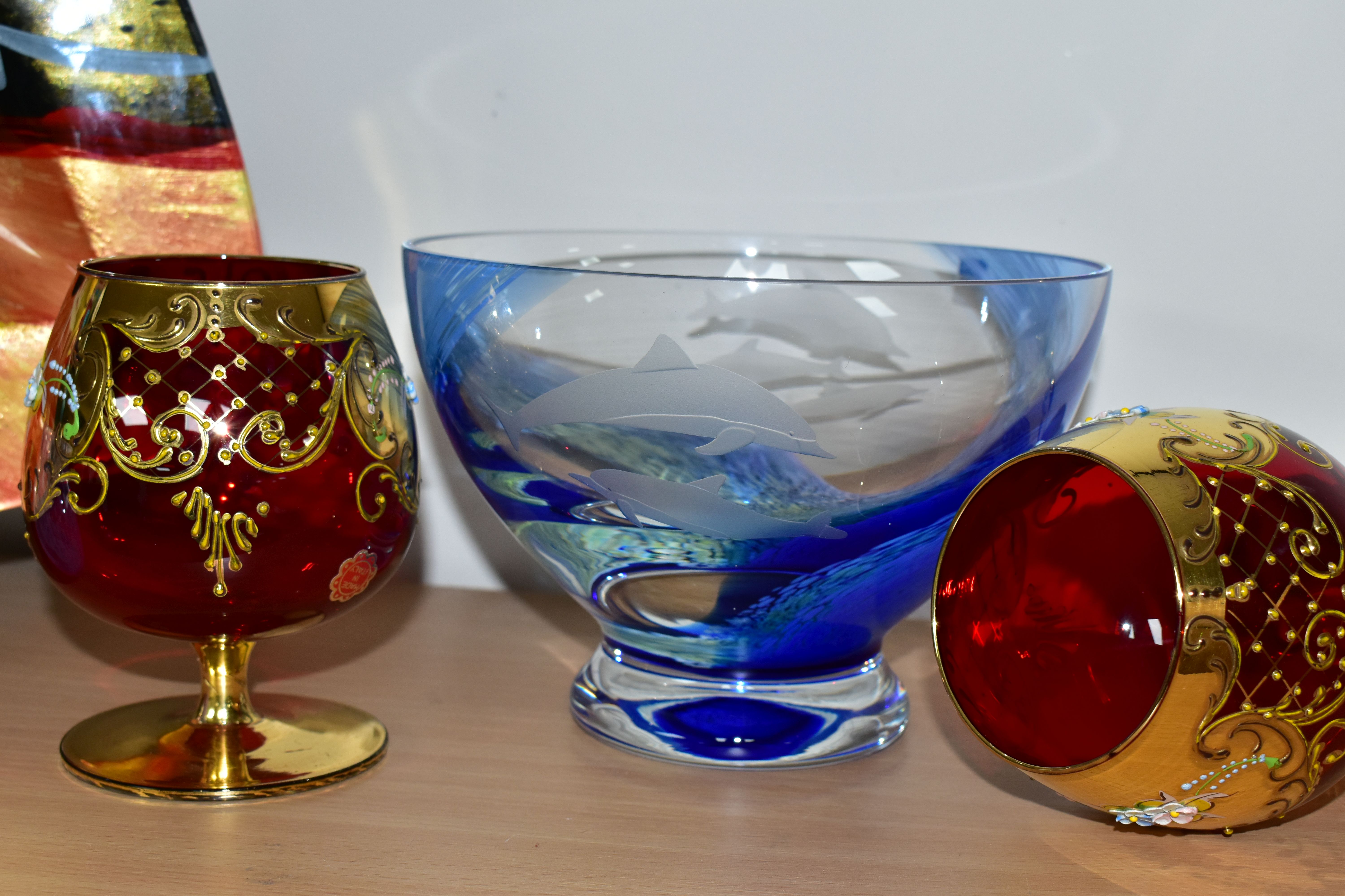 A GROUP OF GLASSWARES, comprising a large triangular reverse painted bowl, of multicoloured, - Image 3 of 6