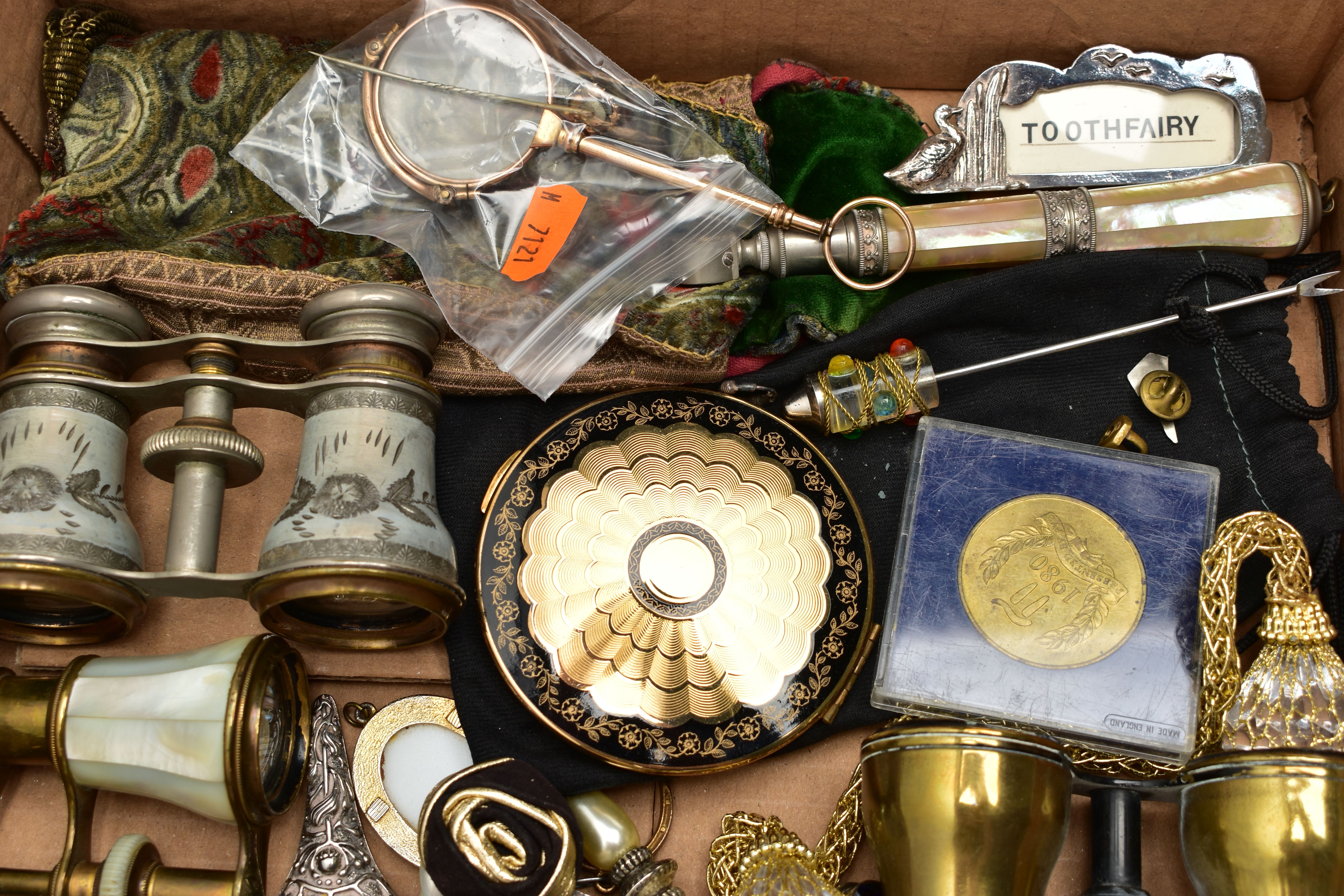 A BOX OF ASSORTED ITEMS, to include a yellow metal floral shape stick pin with white metal pin, a - Image 4 of 4