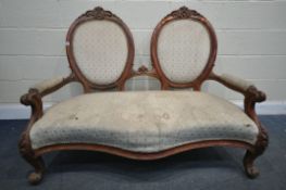 A VICTORIAN MAHOGANY TWIN HOOP BACK SOFA, with open armrests, length 136cm (condition:-distressed