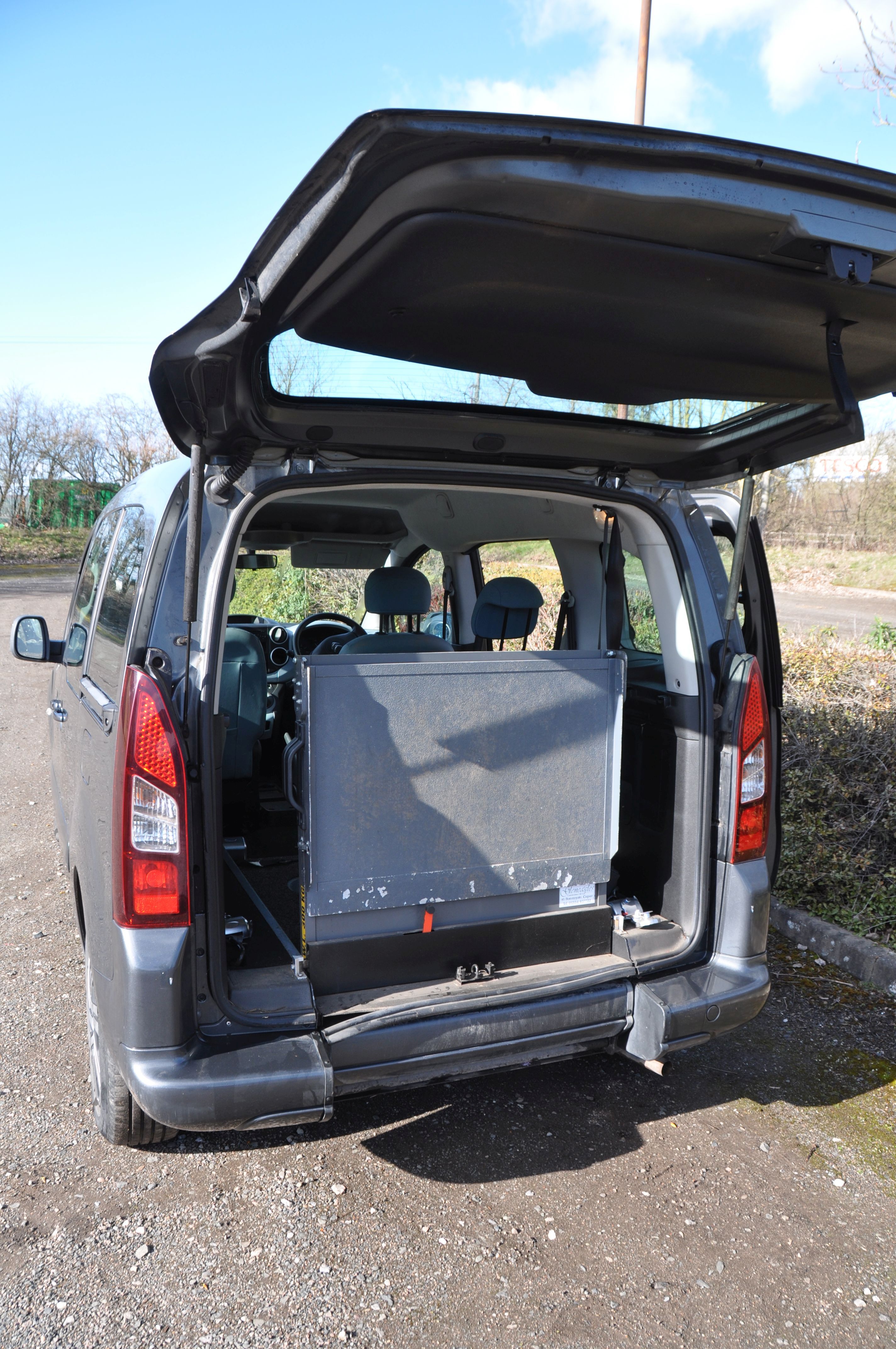 A 2014 CITROEN BERLINGO MULTISPACE GLENEAGLES CONVERSION in grey with two front and one rear seat - Image 9 of 11