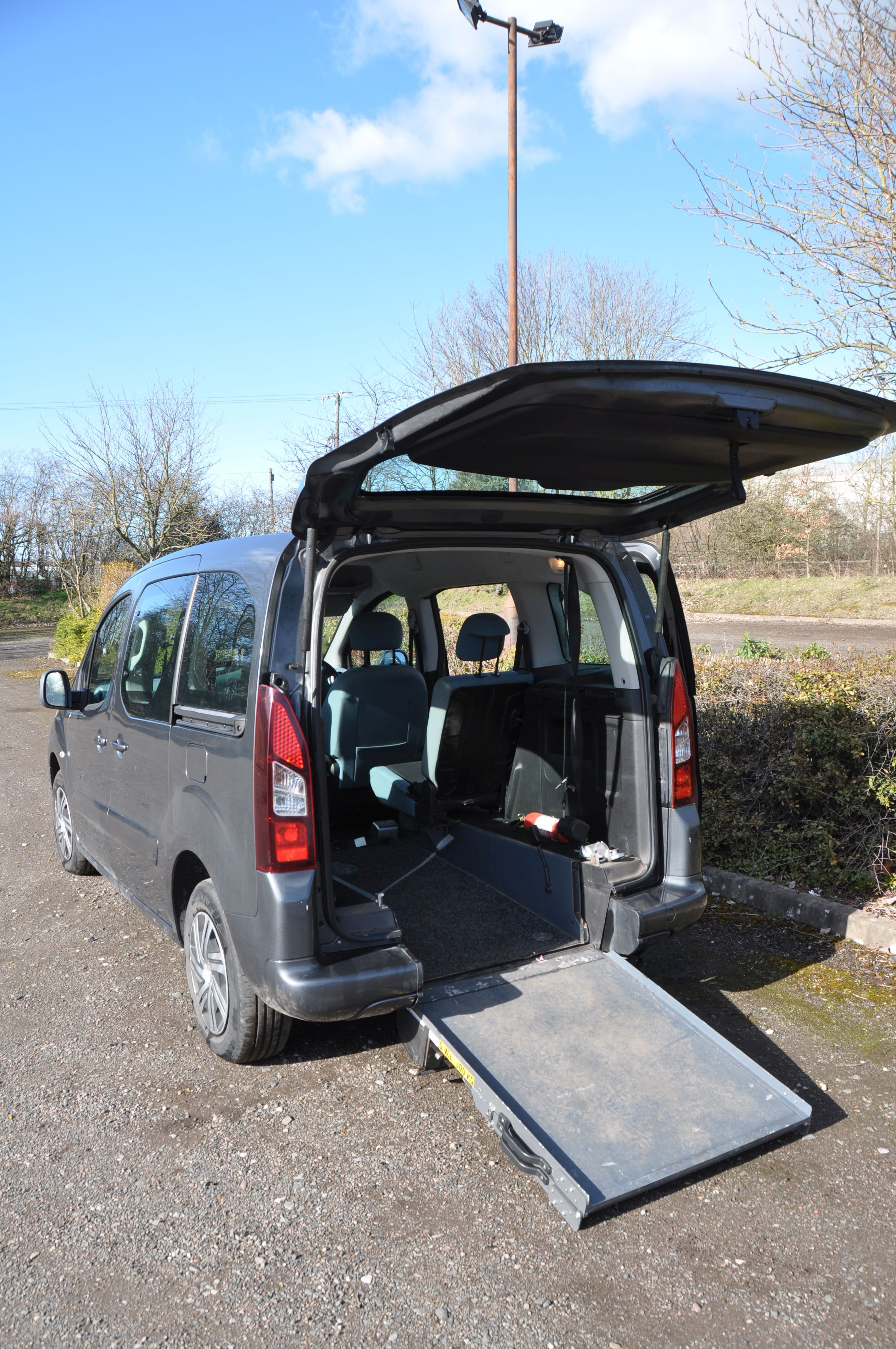 A 2014 CITROEN BERLINGO MULTISPACE GLENEAGLES CONVERSION in grey with two front and one rear seat - Image 10 of 11