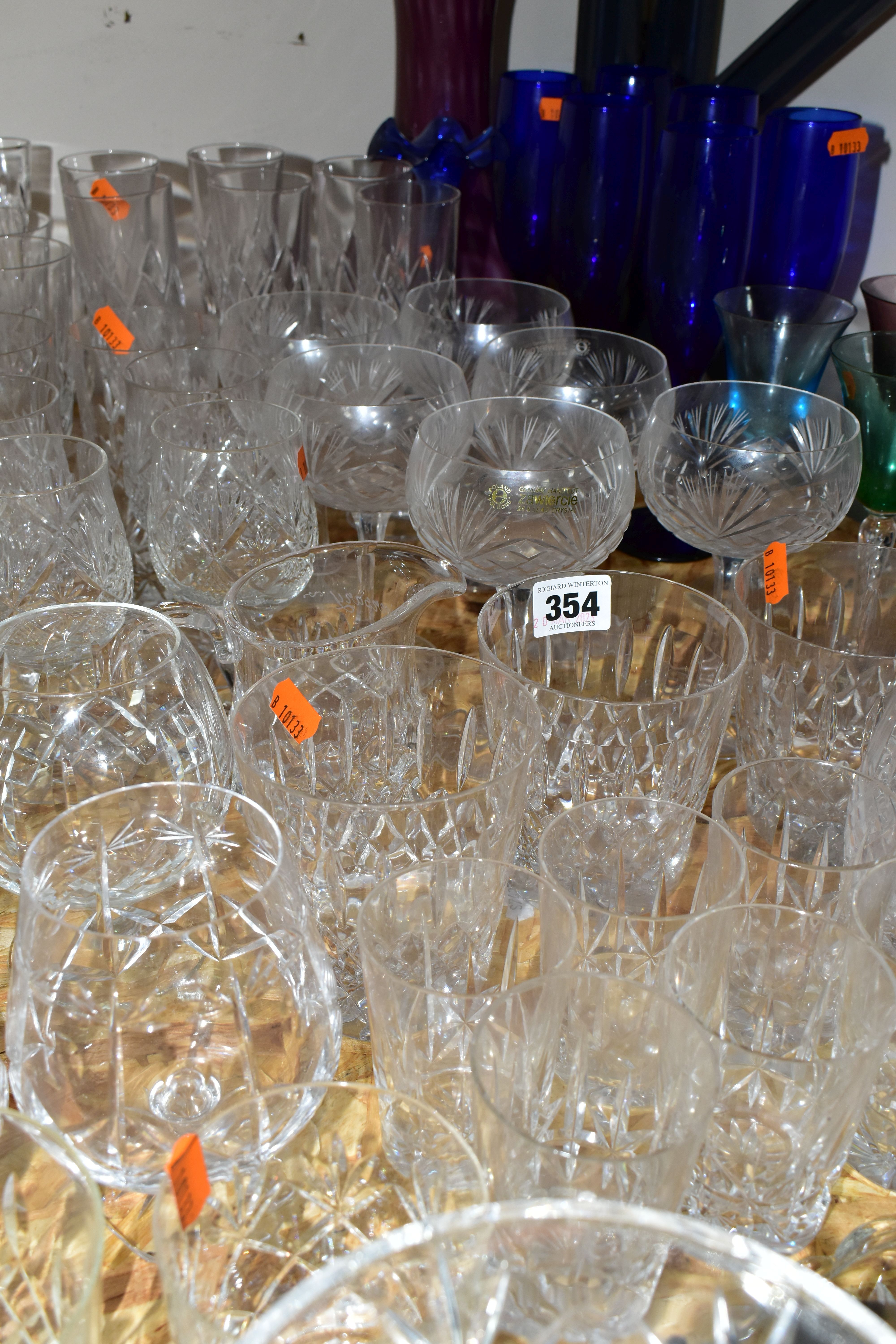 A GROUP OF CUT CRYSTAL AND COLOURED GLASSWARE, comprising a set of six cobalt blue glass juniper - Image 4 of 5