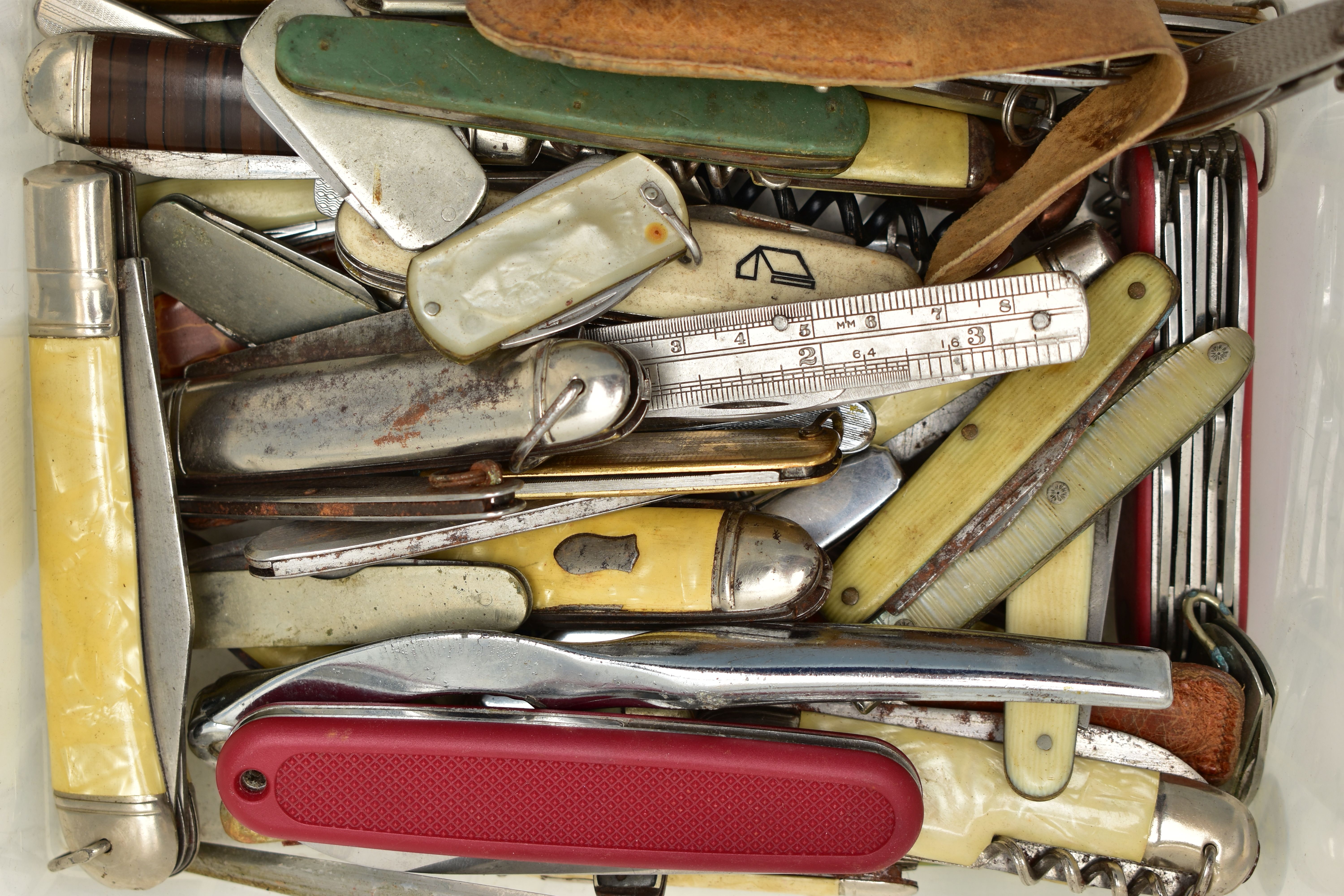 A PLASTIC BOX OF ASSORTED FRUIT AND POCKET KNIVES, used conditions, stainless steel, some with - Image 2 of 21