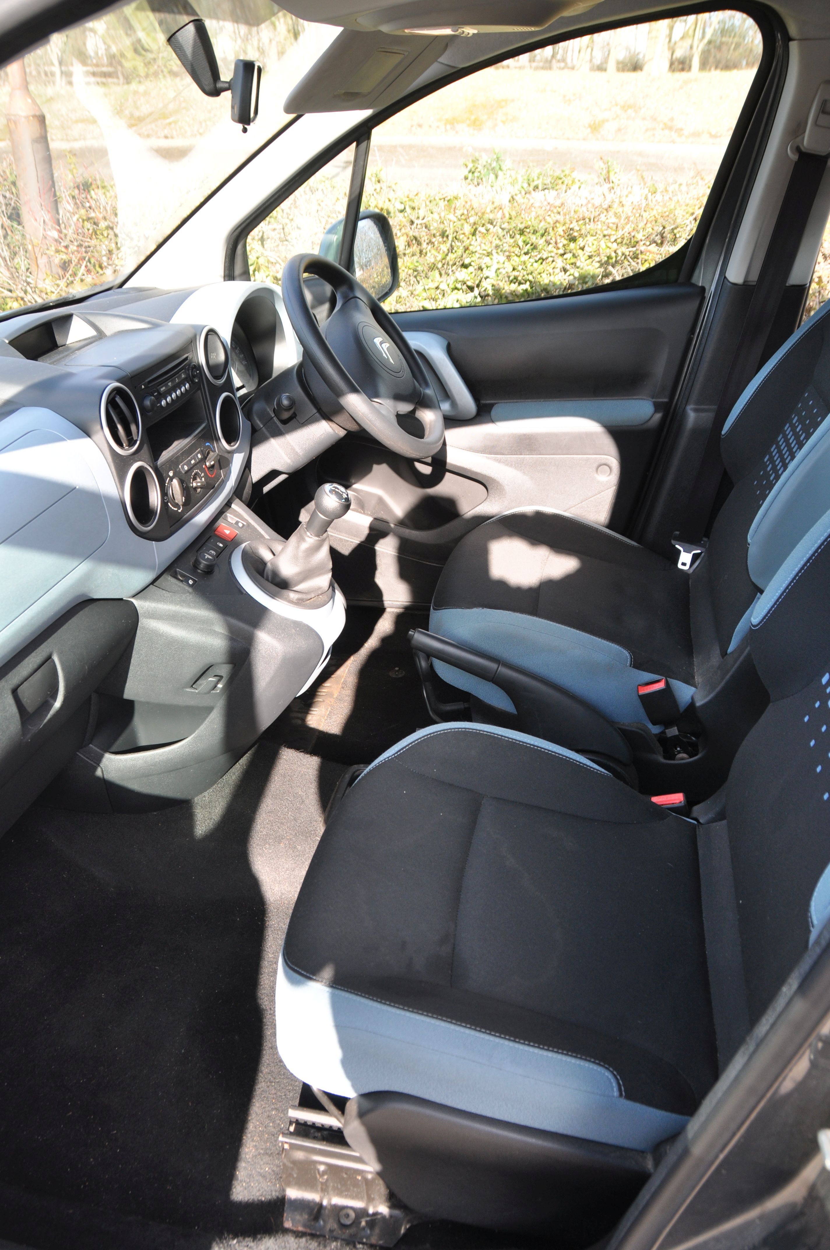 A 2014 CITROEN BERLINGO MULTISPACE GLENEAGLES CONVERSION in grey with two front and one rear seat - Image 8 of 11