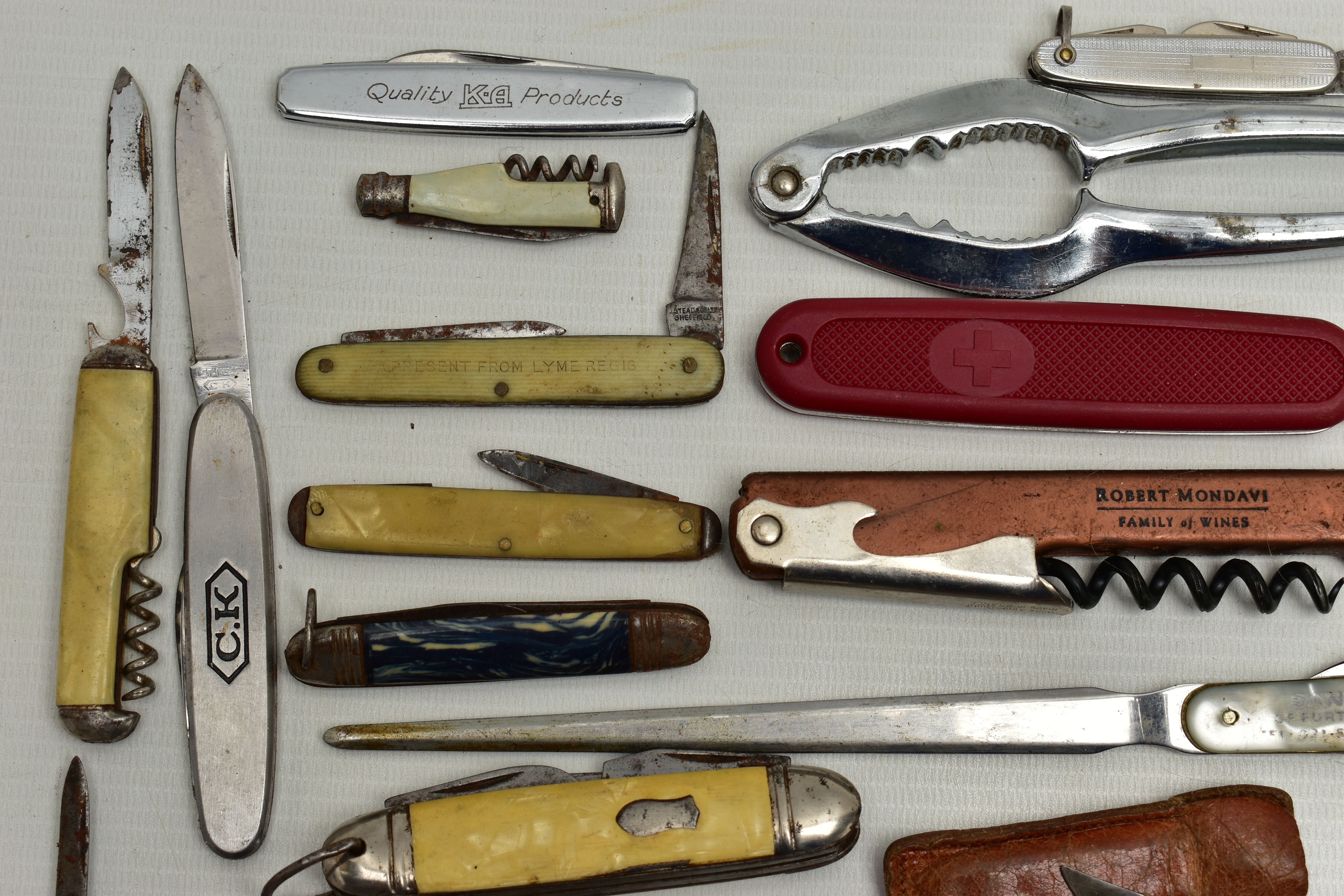 A PLASTIC BOX OF ASSORTED FRUIT AND POCKET KNIVES, used conditions, stainless steel, some with - Image 20 of 21