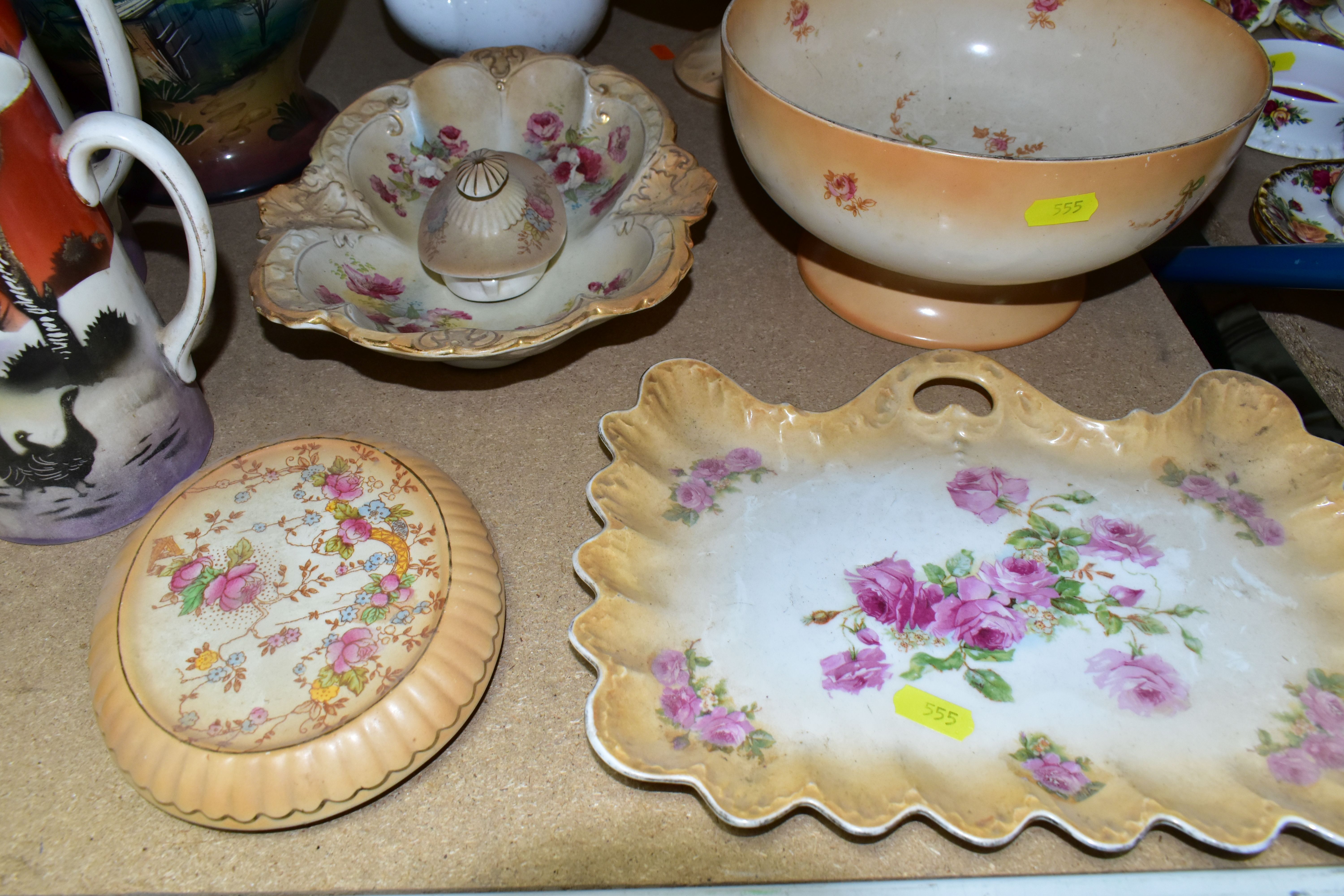 A QUANTITY OF CERAMICS, comprising Crown Devon Blush Ivory teapot stand, cake stand, fruit bowl, - Image 4 of 12