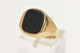 A GENTS 9CT GOLD, ONYX INLAY SIGNET RING, of a rounded rectangular form, polished onyx inlay, to a