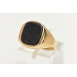 A GENTS 9CT GOLD, ONYX INLAY SIGNET RING, of a rounded rectangular form, polished onyx inlay, to a