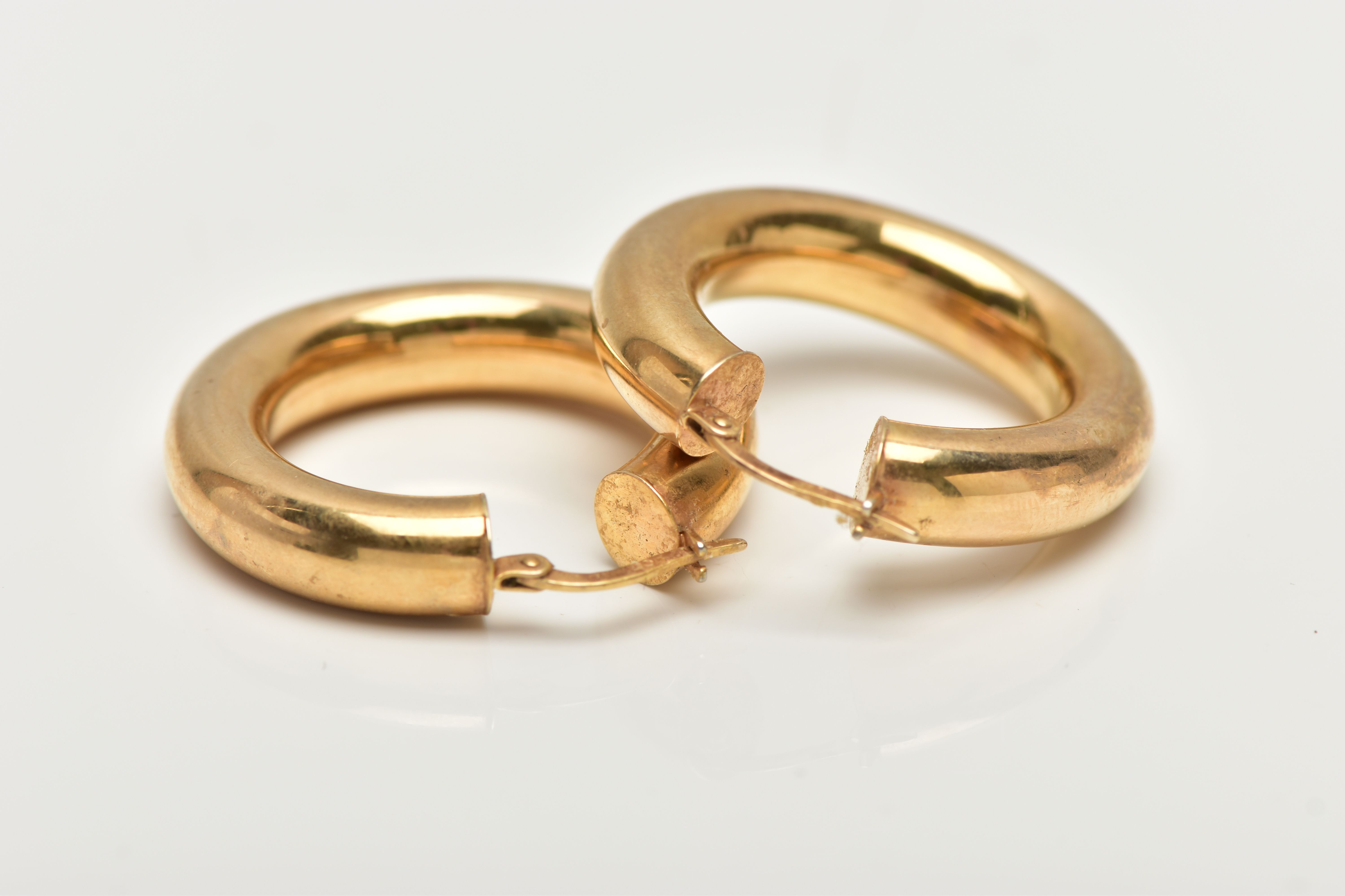 A PAIR 0F 9CT GOLD HOOP EARRINGS, hollow polished hoop, with lever fittings, hallmarked 9ct - Image 2 of 2