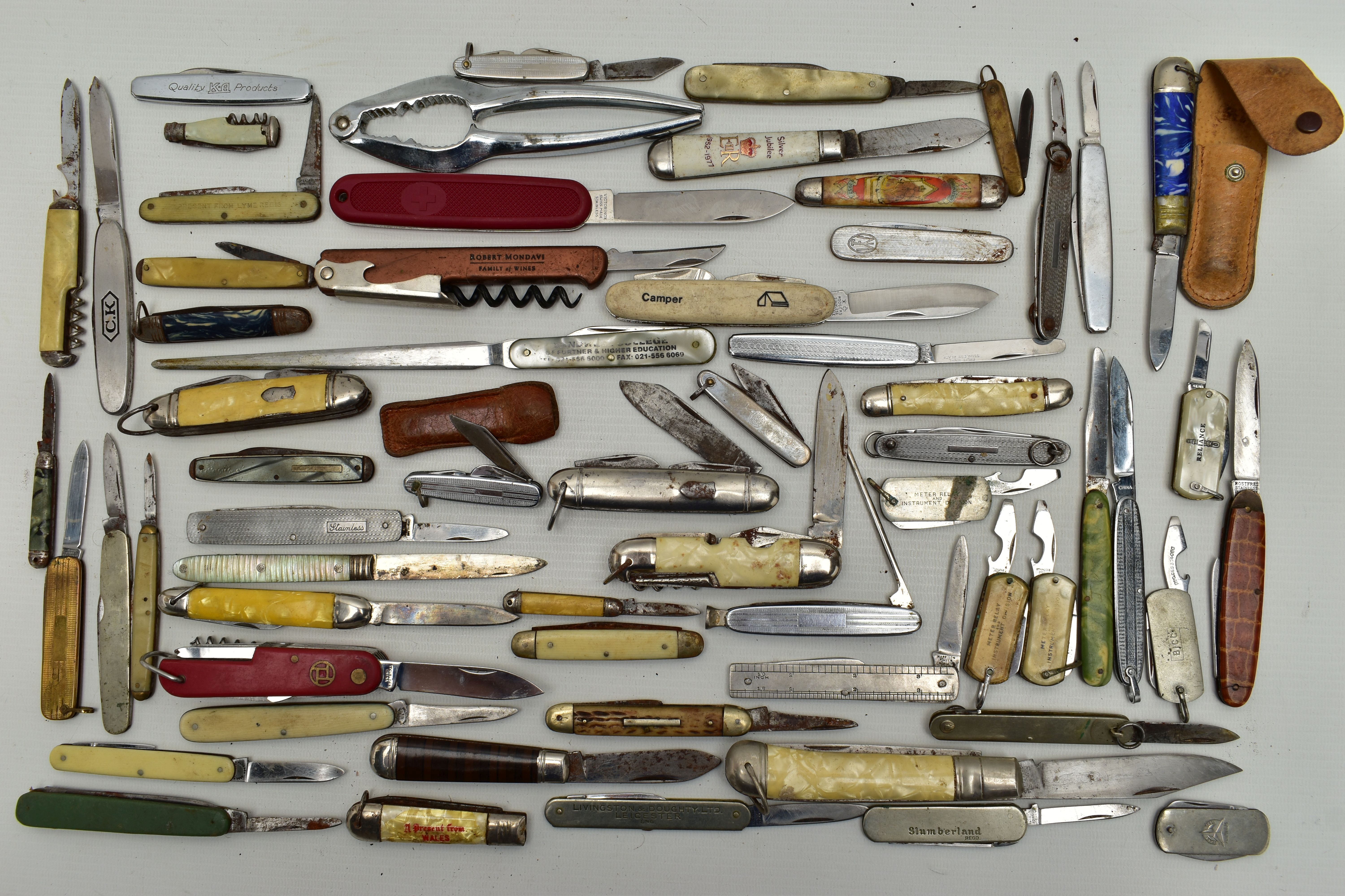 A PLASTIC BOX OF ASSORTED FRUIT AND POCKET KNIVES, used conditions, stainless steel, some with - Image 21 of 21