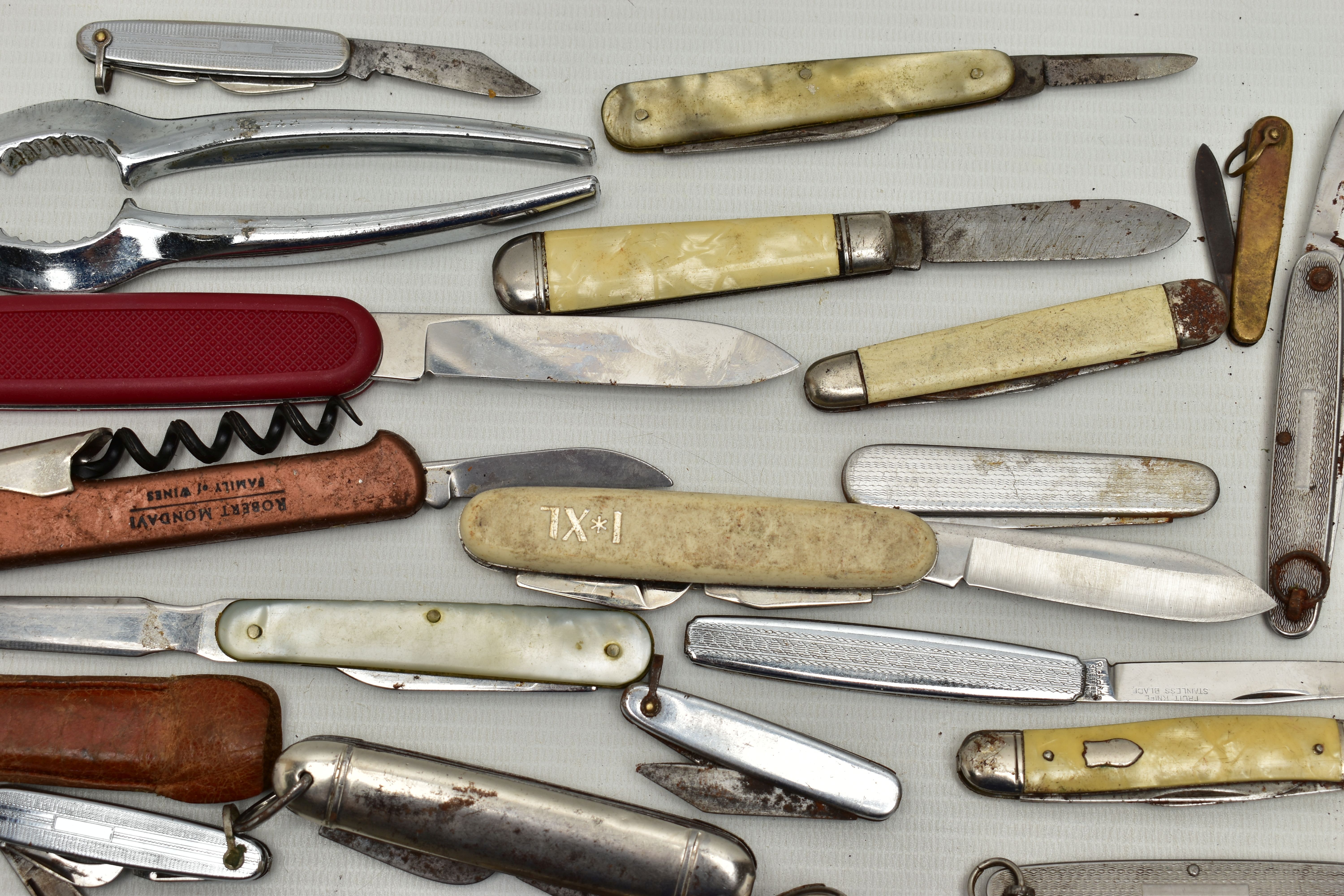 A PLASTIC BOX OF ASSORTED FRUIT AND POCKET KNIVES, used conditions, stainless steel, some with - Image 10 of 21