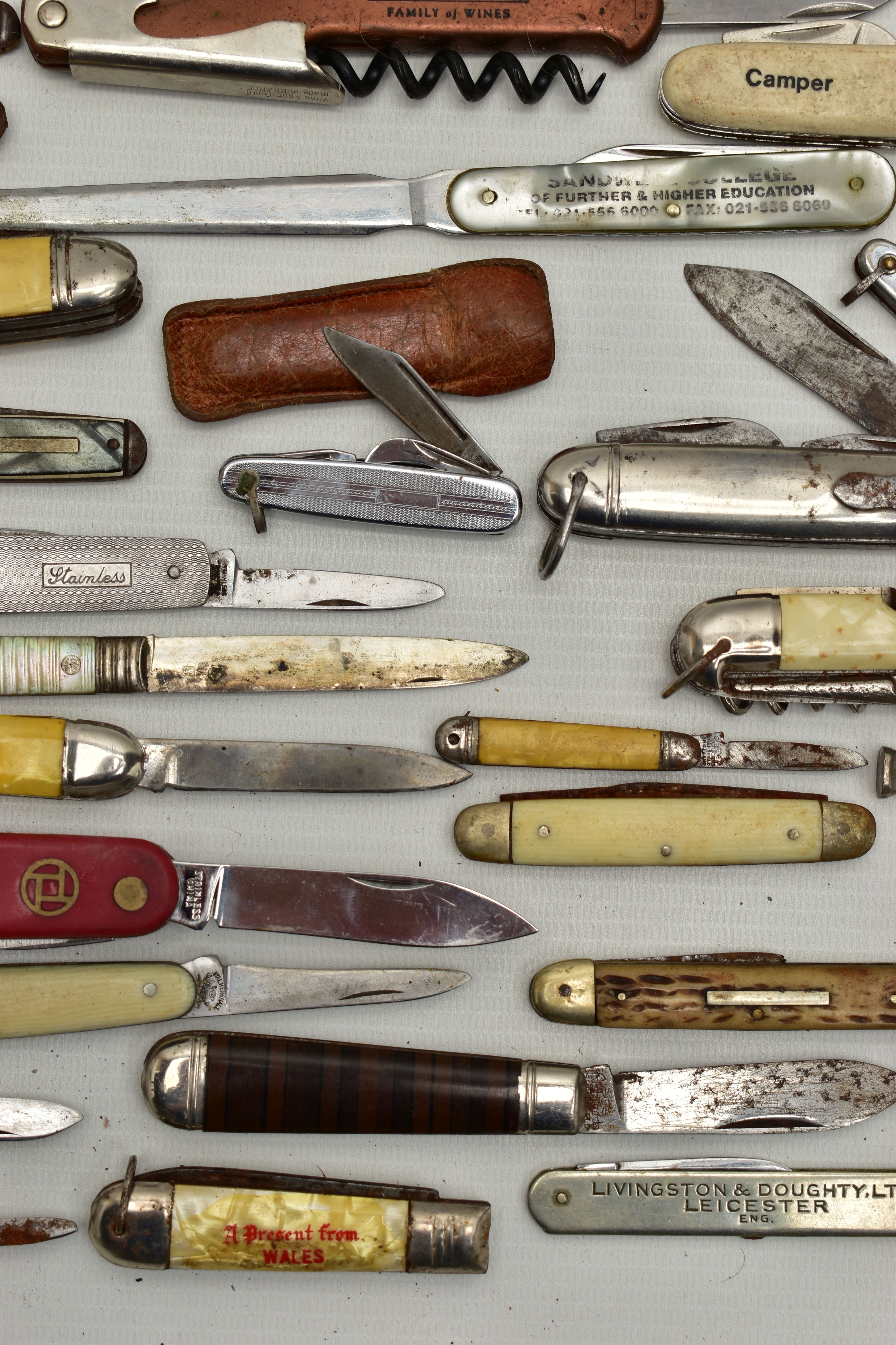 A PLASTIC BOX OF ASSORTED FRUIT AND POCKET KNIVES, used conditions, stainless steel, some with - Image 15 of 21