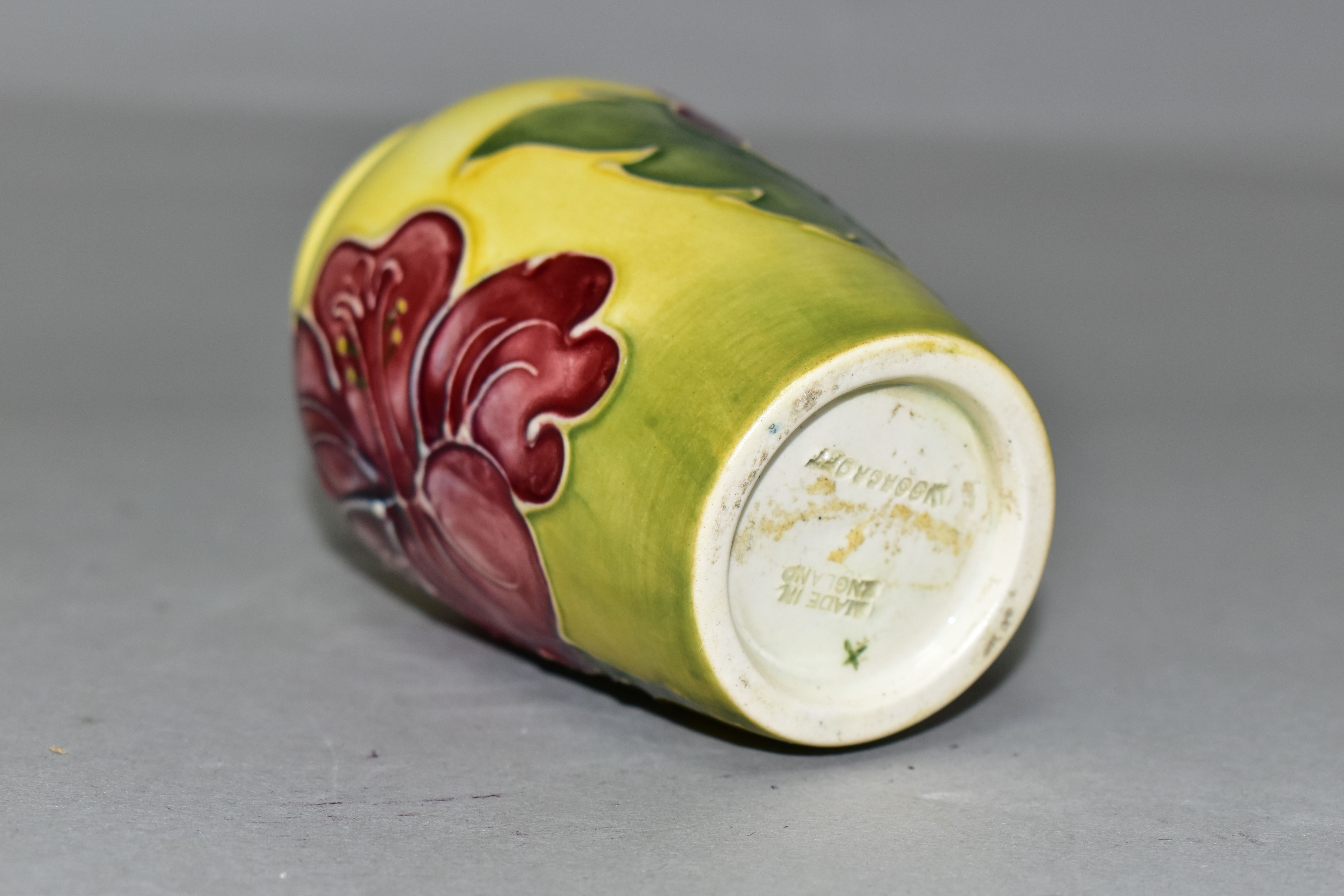 A SMALL MOORCROFT POTTERY HIBISCUS VASE, tube lined with red/purple hibiscus on a graduated yellow - Image 4 of 4