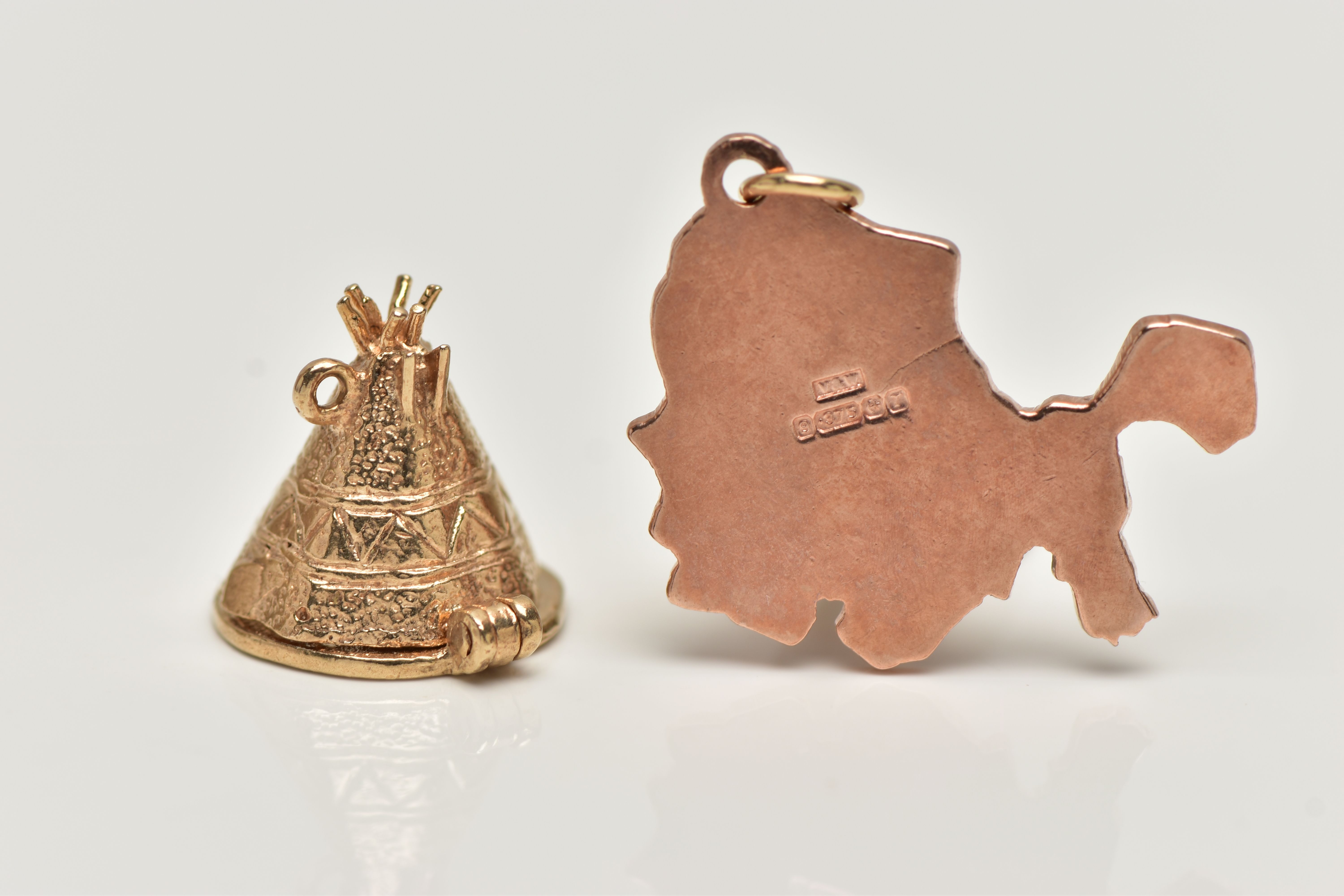 TWO 9CT GOLD CHARMS, the first a yellow gold charm of a tipi with a hinged base revealing a native - Image 3 of 3