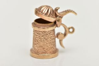 A 9CT GOLD CHARM, yellow gold charm of a tankard with an opening lid, hallmarked 9ct London,