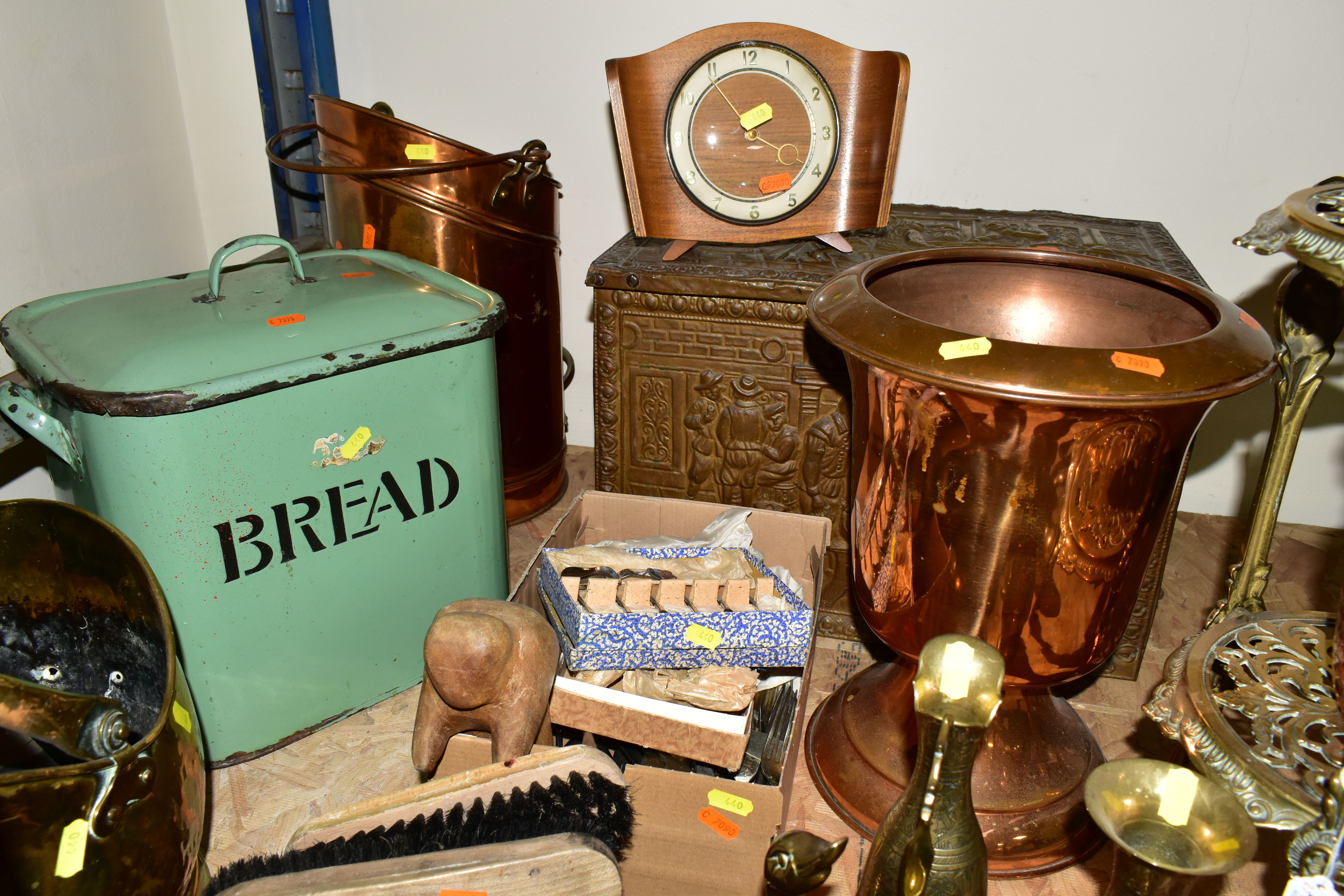 A GROUP OF METALWARE, to include a brass jardiniere stand with three feet, large copper planter, a - Image 5 of 7