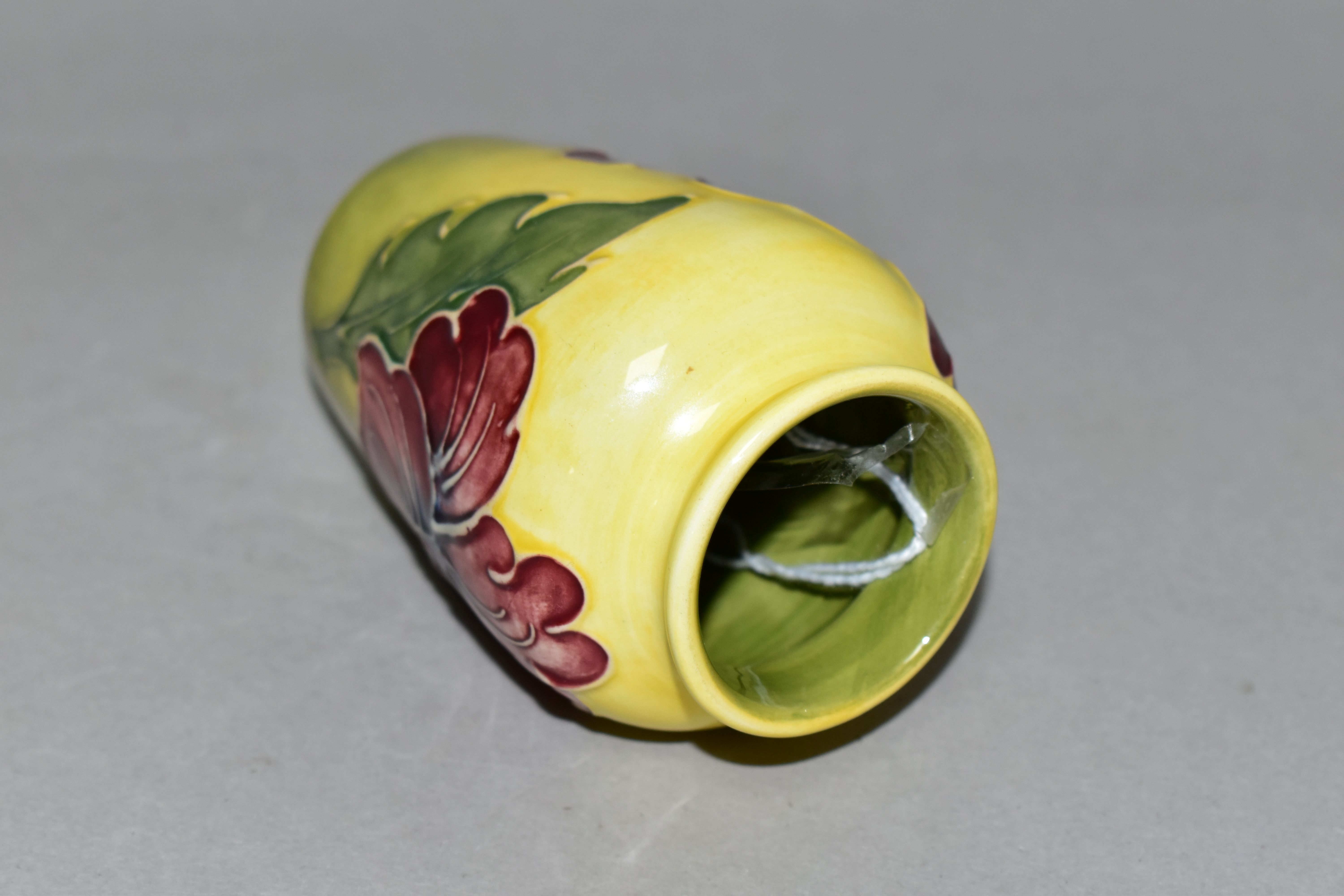 A SMALL MOORCROFT POTTERY HIBISCUS VASE, tube lined with red/purple hibiscus on a graduated yellow - Image 3 of 4