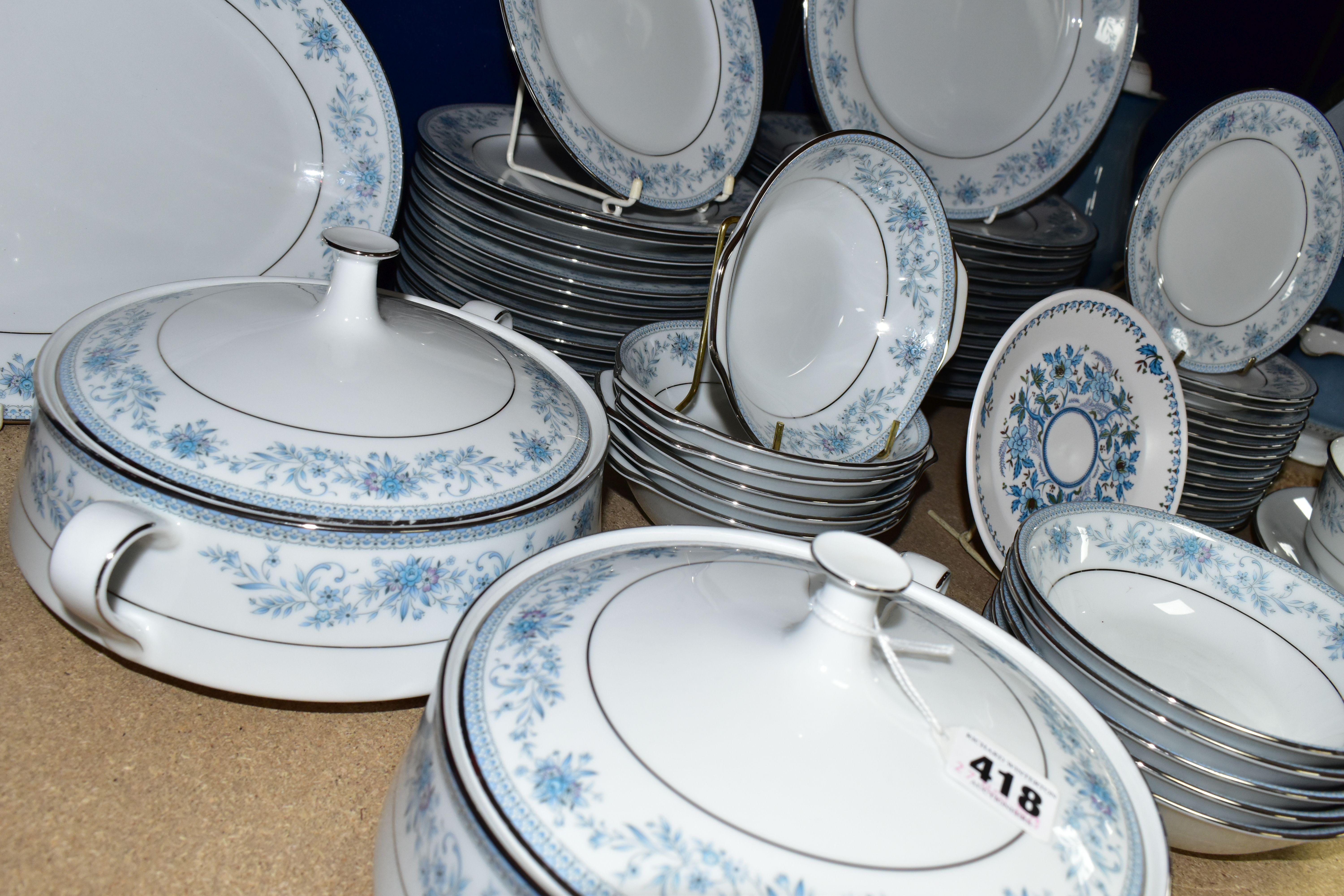 A FIFTY SEVEN PIECE NORITAKE BLUE HILL DINNER SERVICE, pattern no 2482, comprising two tureens, a - Image 4 of 5