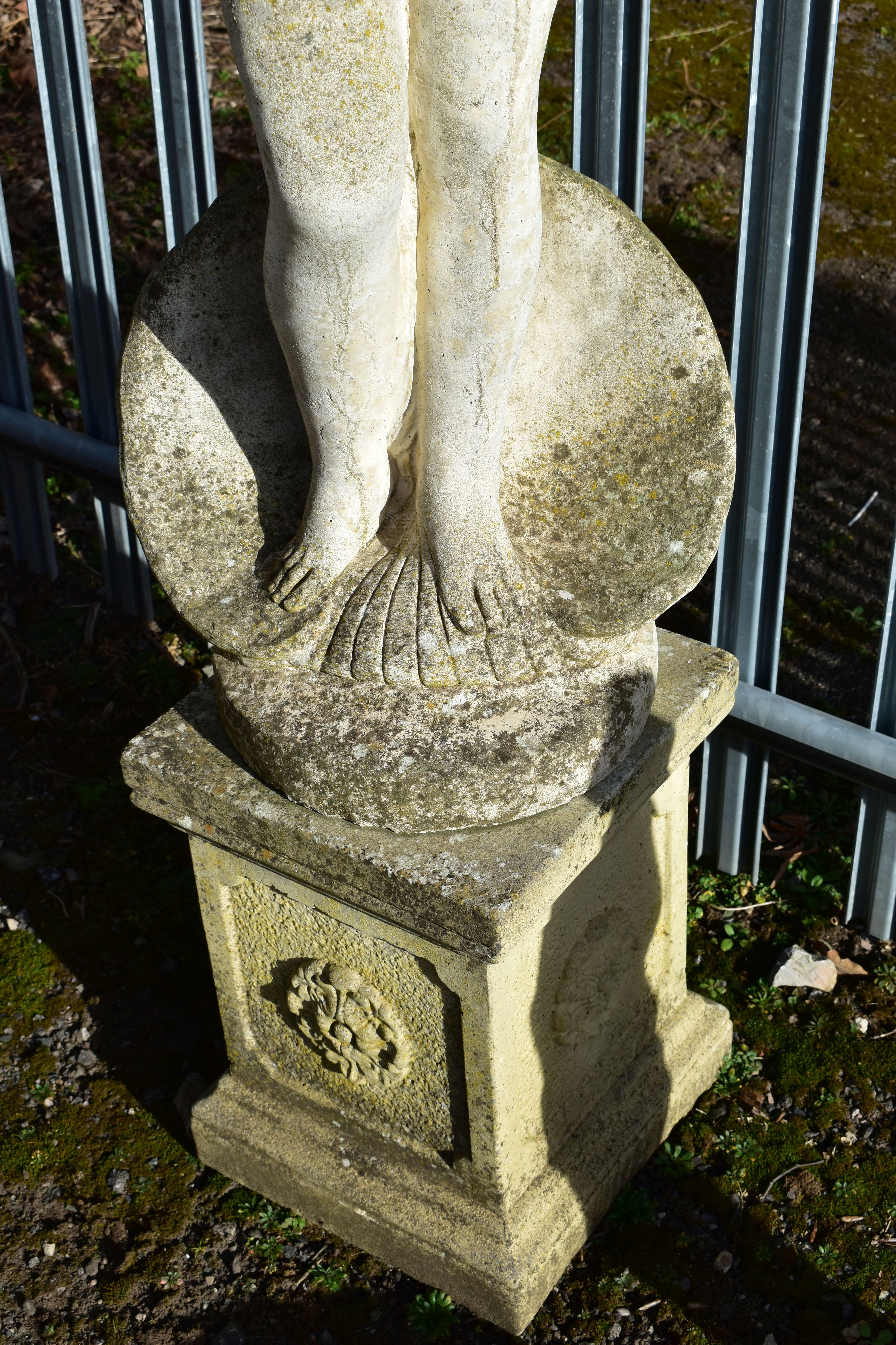 A WEATHERED COMPOSITE GARDEN FIGURE, of a nude lady standing on a shell, on a separate plinth, - Image 3 of 5