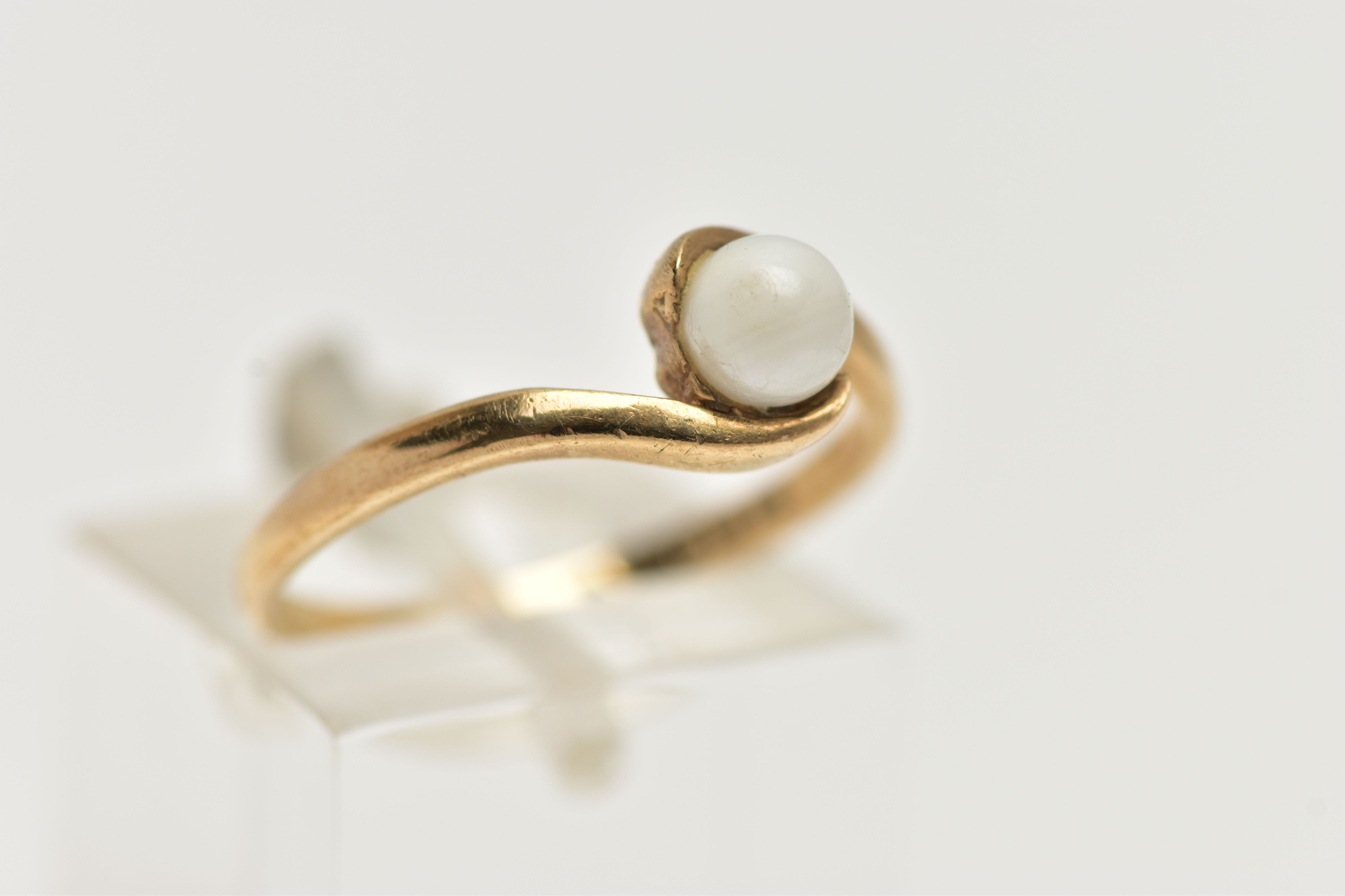 A 9CT GOLD SINGLE PEARL RING, set with a single cultured pearl, between crossover shoulders, leading - Image 4 of 4