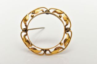 AN EARLY 20TH CENTURY YELLOW METAL BROOCH MOUNT, AF open work foliage design, fitted with a C