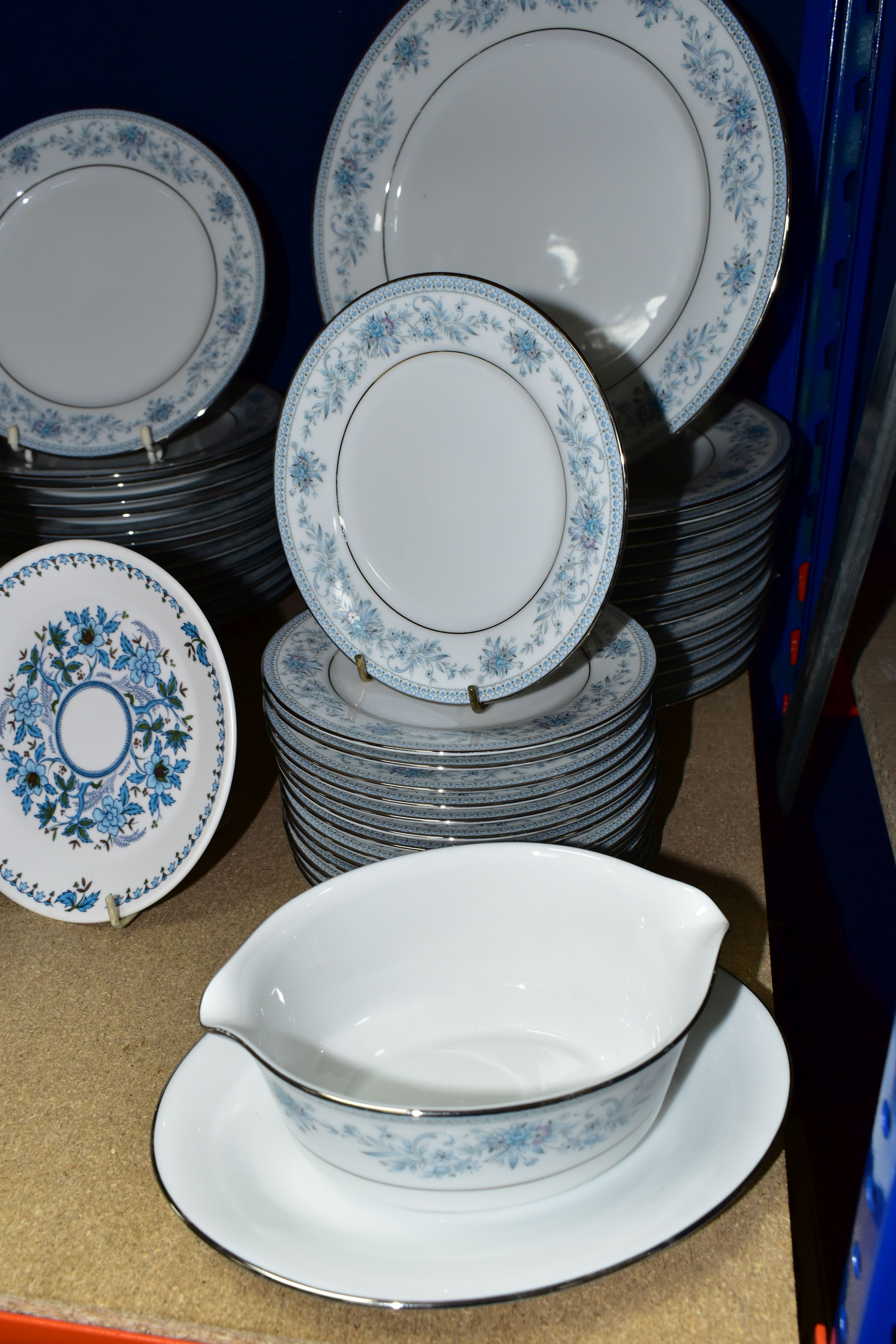 A FIFTY SEVEN PIECE NORITAKE BLUE HILL DINNER SERVICE, pattern no 2482, comprising two tureens, a - Image 2 of 5