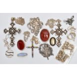 AN ASSORTMENT OF WHITE METAL JEWELLERY, to include a blue lace agate and silver brooch,