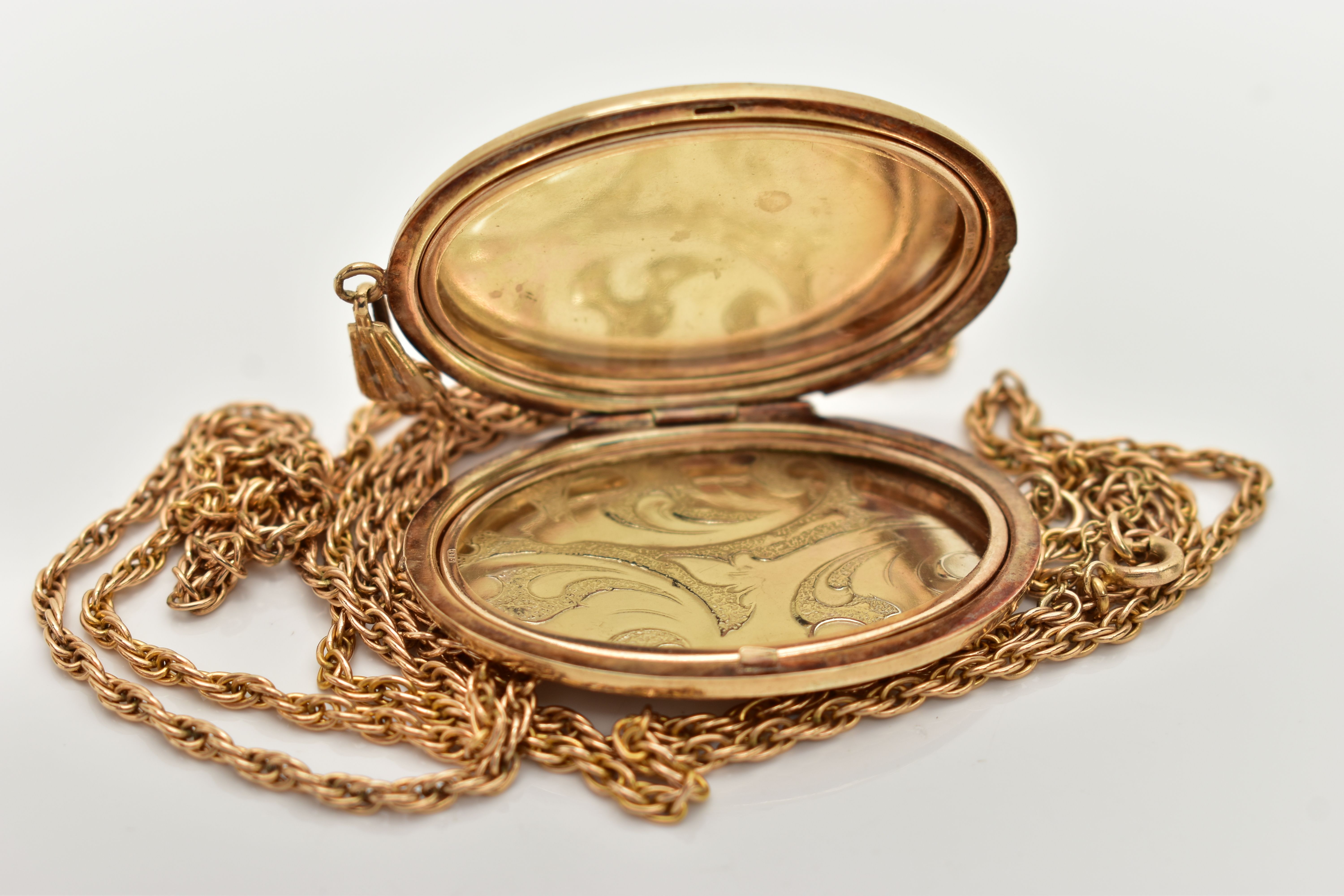 A 9CT GOLD LOCKET PENDANT, yellow gold oval locket embossed with a foliage pattern, approximate - Image 3 of 3