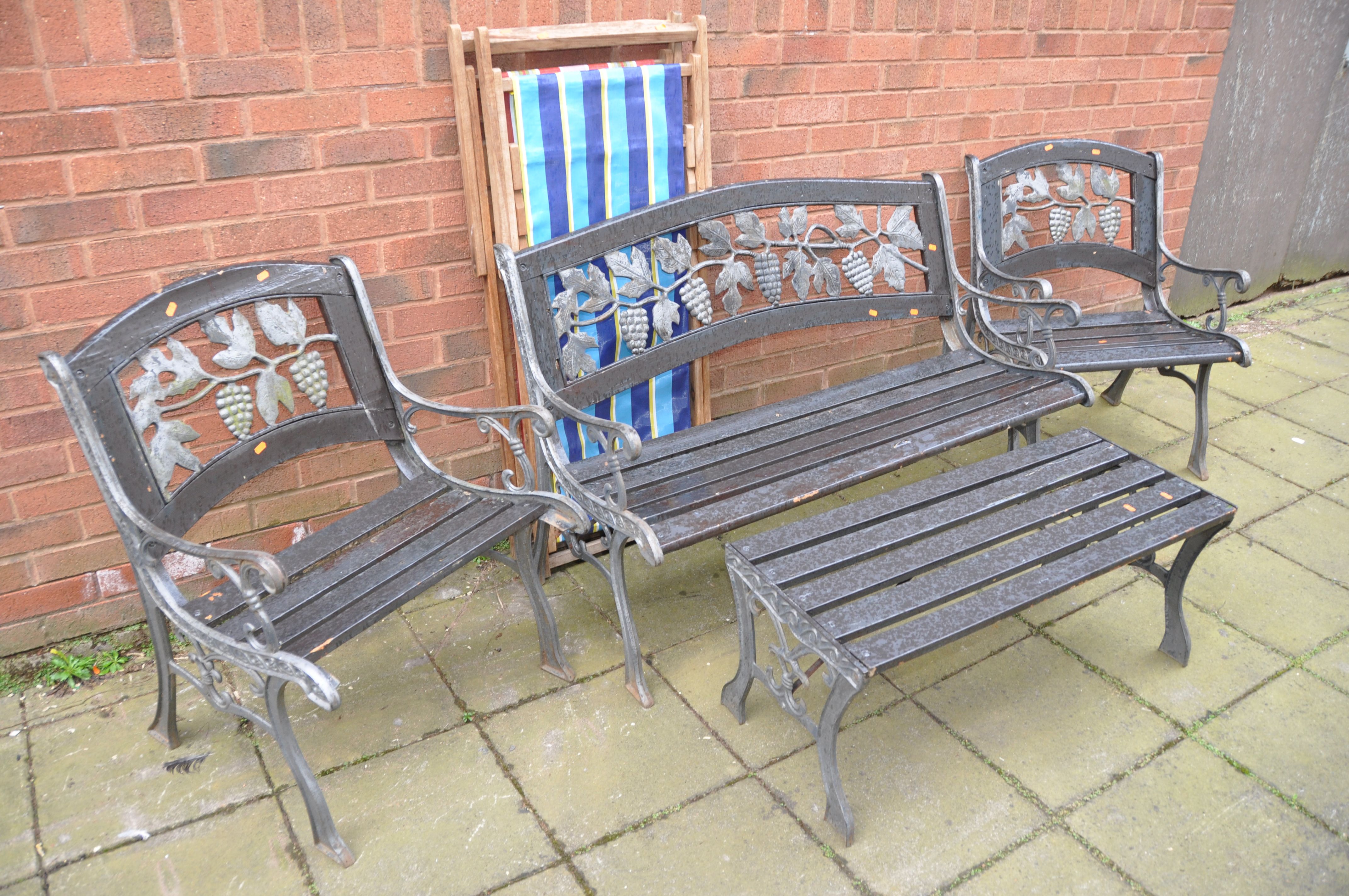 A FOUR PIECE CAST METAL AND SLATTED GARDEN SUITE, comprising a garden bench, two matching armchairs, - Image 2 of 3