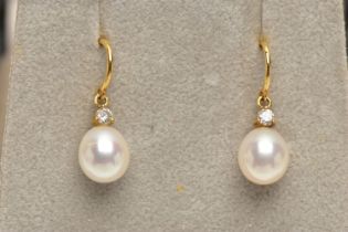 A PAIR OF 18CT GOLD CULTURED PEARL EARRINGS, white cultured pearls with a pink hue, approximate