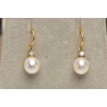 A PAIR OF 18CT GOLD CULTURED PEARL EARRINGS, white cultured pearls with a pink hue, approximate