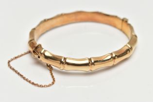 A 9CT GOLD 'SMITH & PEPPER' BANGLE, a yellow gold bamboo style hollow hinged bangle, fitted with