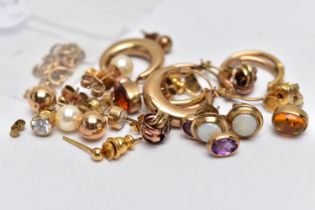 AN ASSORTMENT OF 9CT GOLD AND YELLOW METAL, to include a pair of yellow gold hoop earrings,