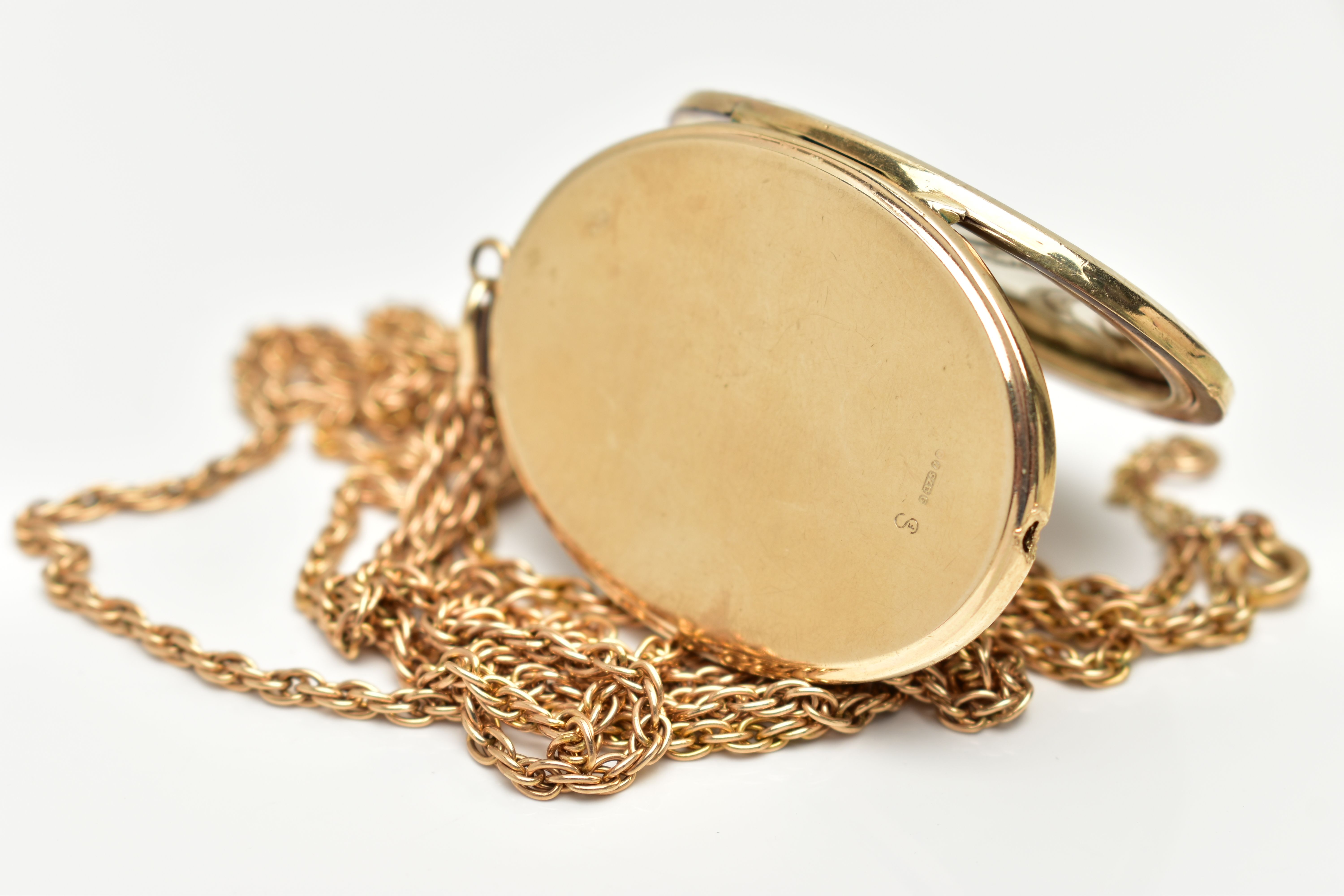 A 9CT GOLD LOCKET PENDANT, yellow gold oval locket embossed with a foliage pattern, approximate - Image 2 of 3