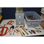 A TRAY OF TOOLS to include a large quantity of screwdrivers, grips, hammers, small vice, four