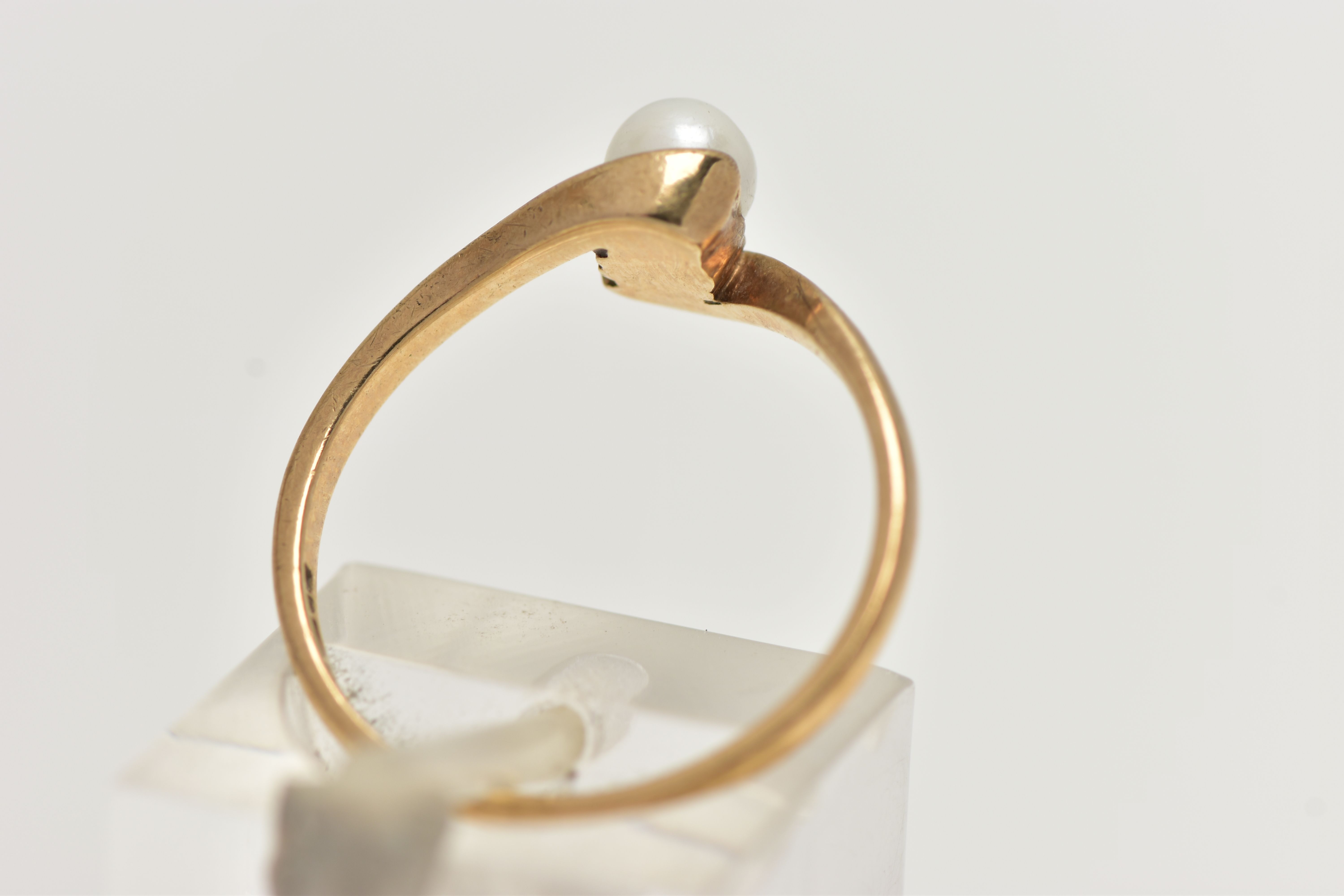 A 9CT GOLD SINGLE PEARL RING, set with a single cultured pearl, between crossover shoulders, leading - Image 3 of 4